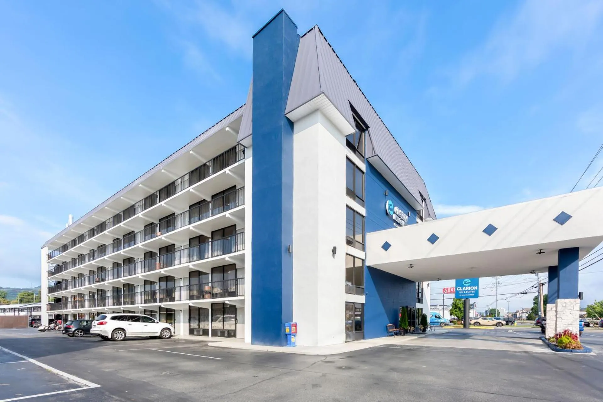 Property building in Clarion Inn & Suites near the Leconte Center Pigeon Forge