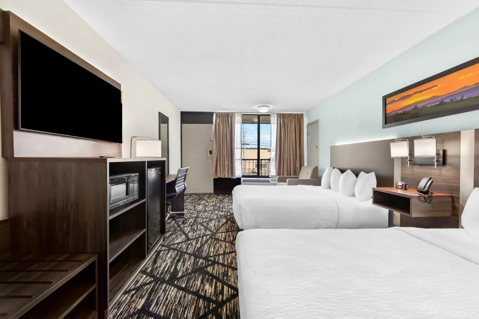 Bed in Clarion Inn & Suites near the Leconte Center Pigeon Forge