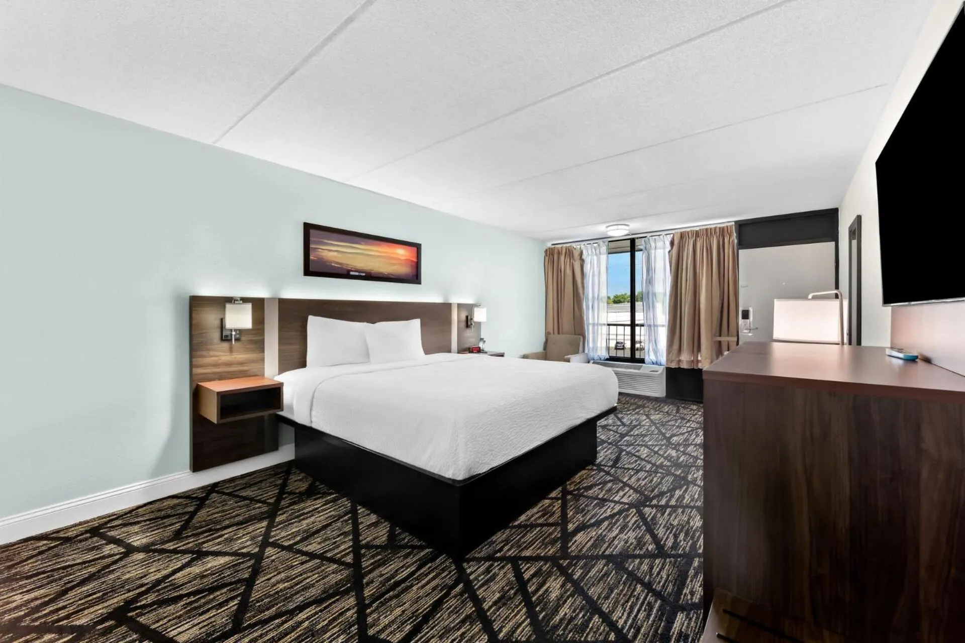 Bed in Clarion Inn & Suites near the Leconte Center Pigeon Forge