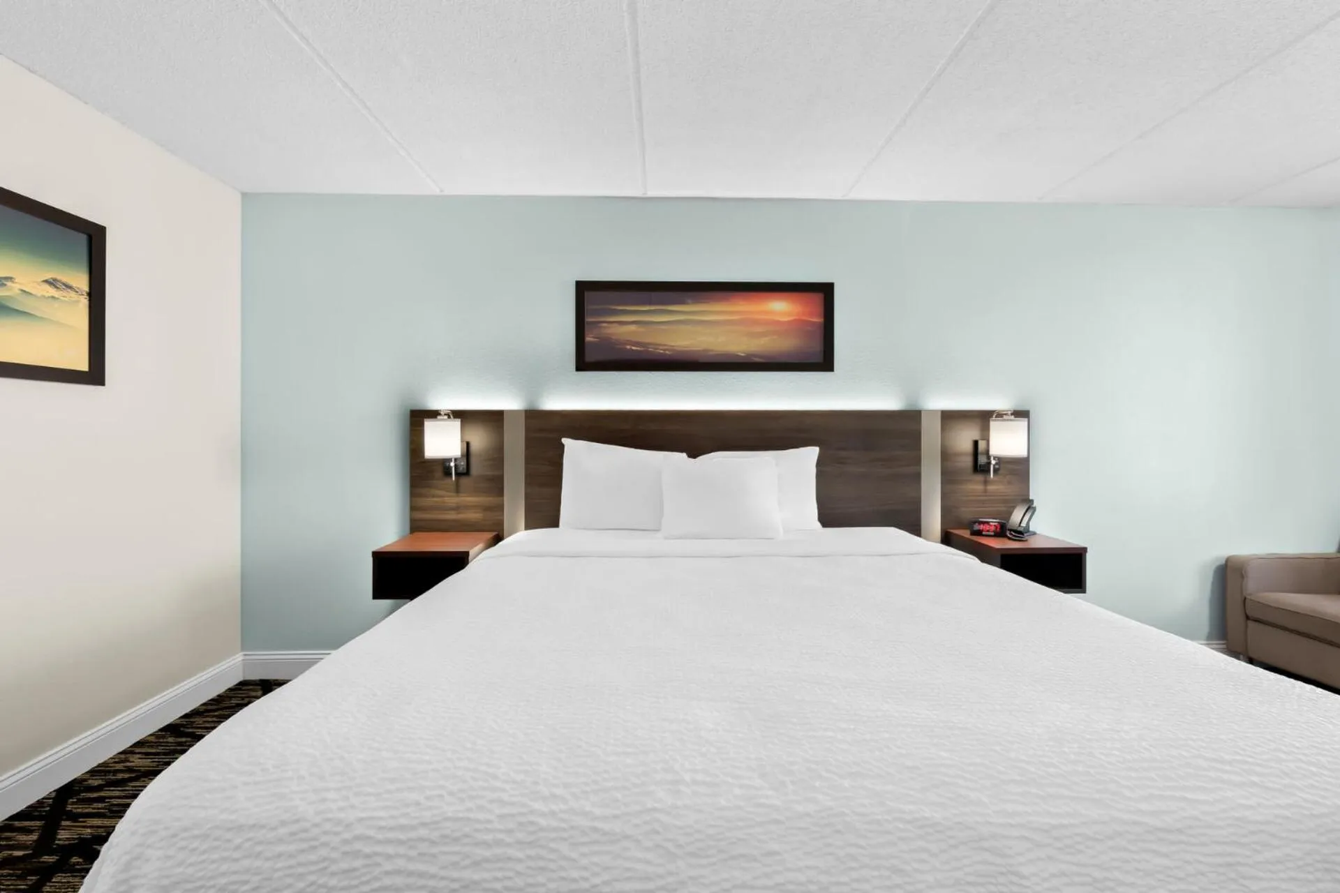 Bed in Clarion Inn & Suites near the Leconte Center Pigeon Forge