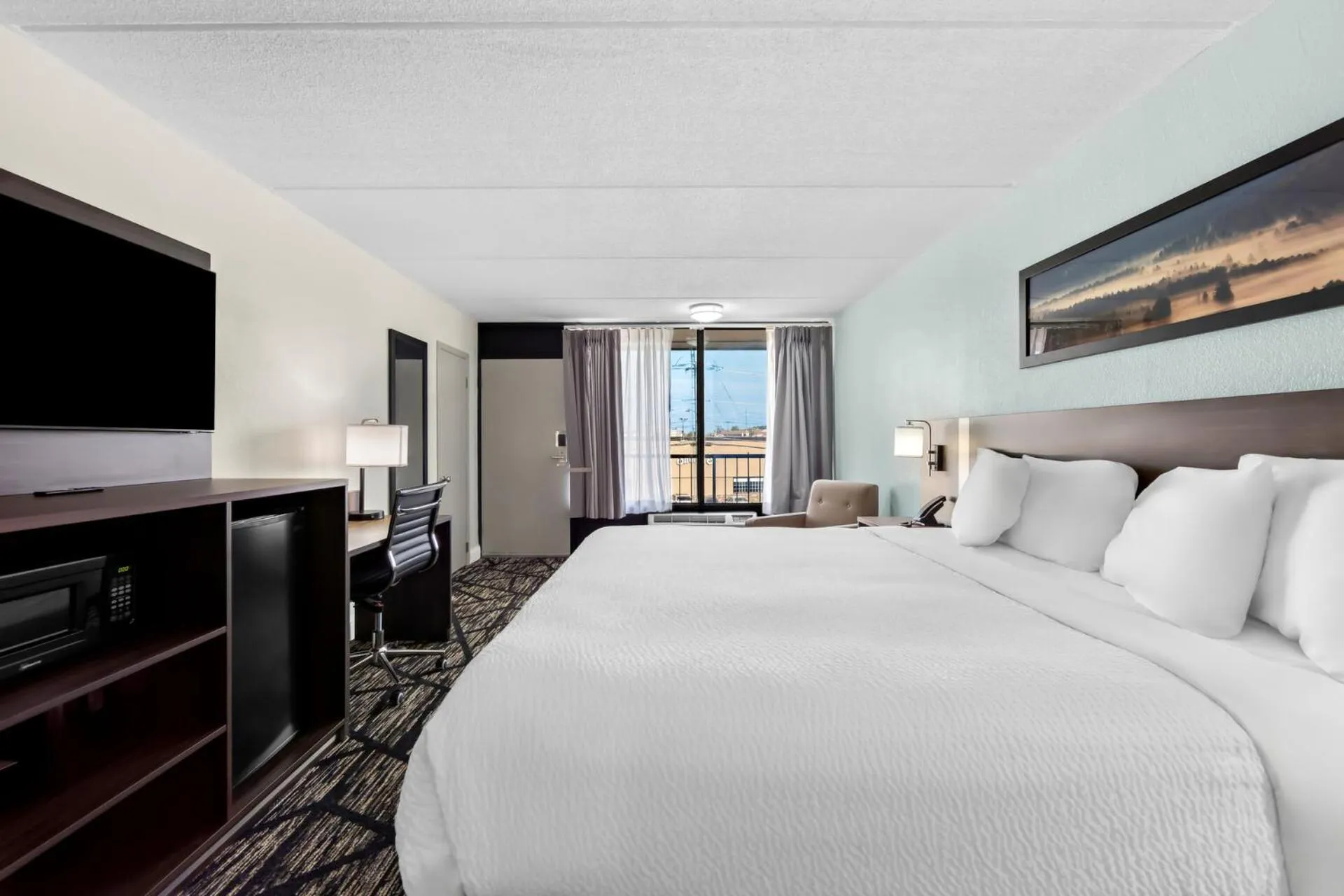 Bed in Clarion Inn & Suites near the Leconte Center Pigeon Forge