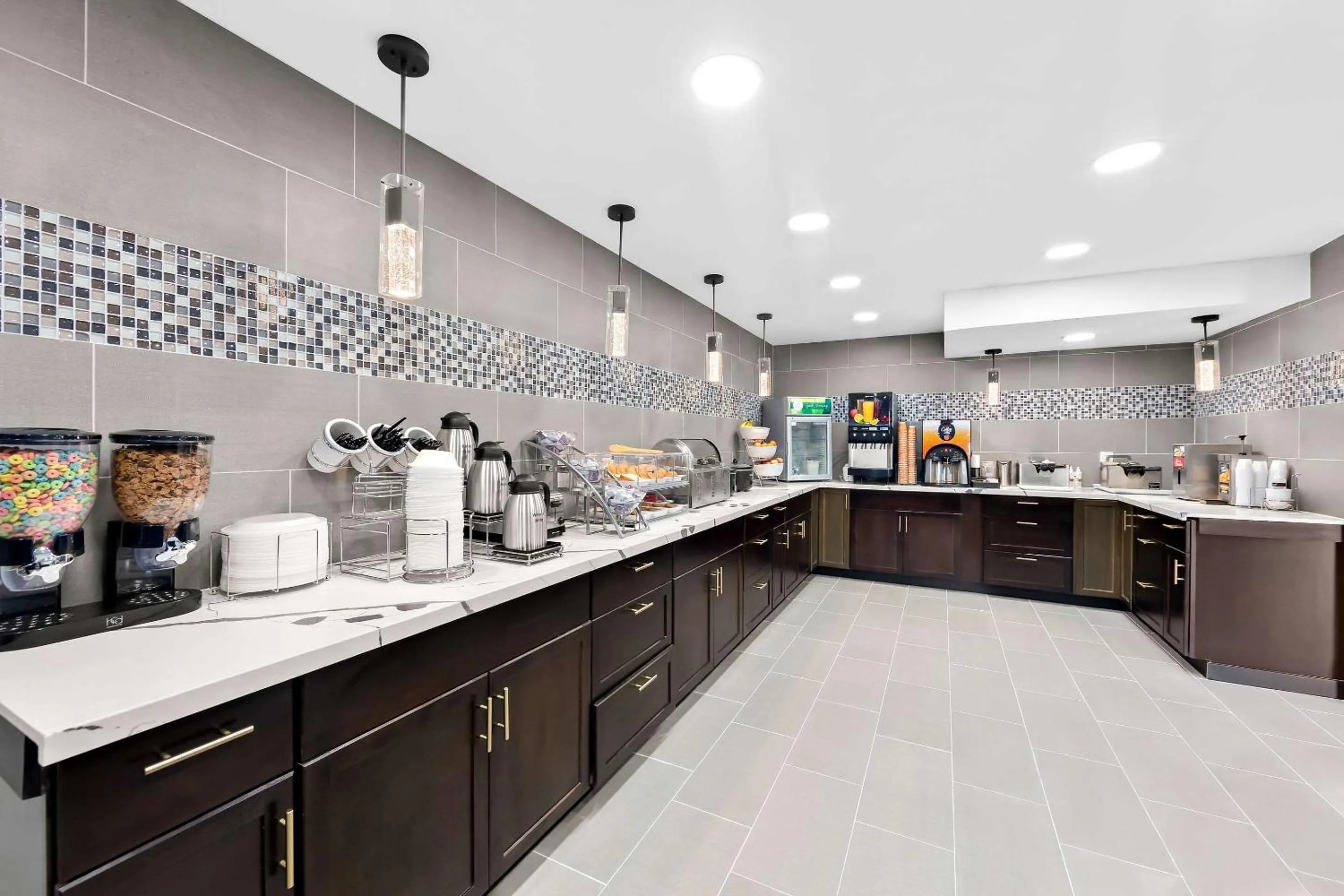 Breakfast in Clarion Inn & Suites near the Leconte Center Pigeon Forge