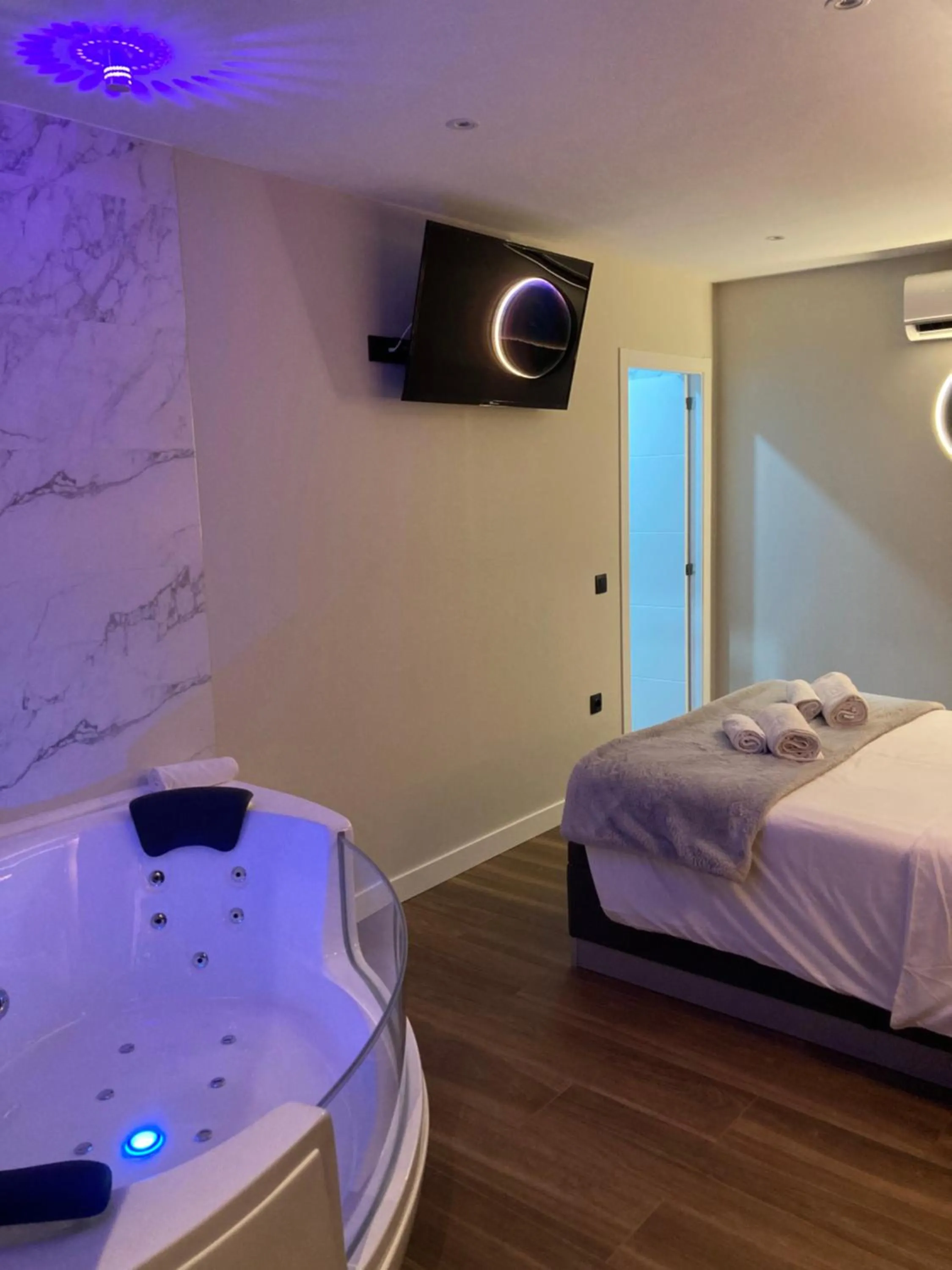 Bed in DAOS Suites & Terrace Marbella