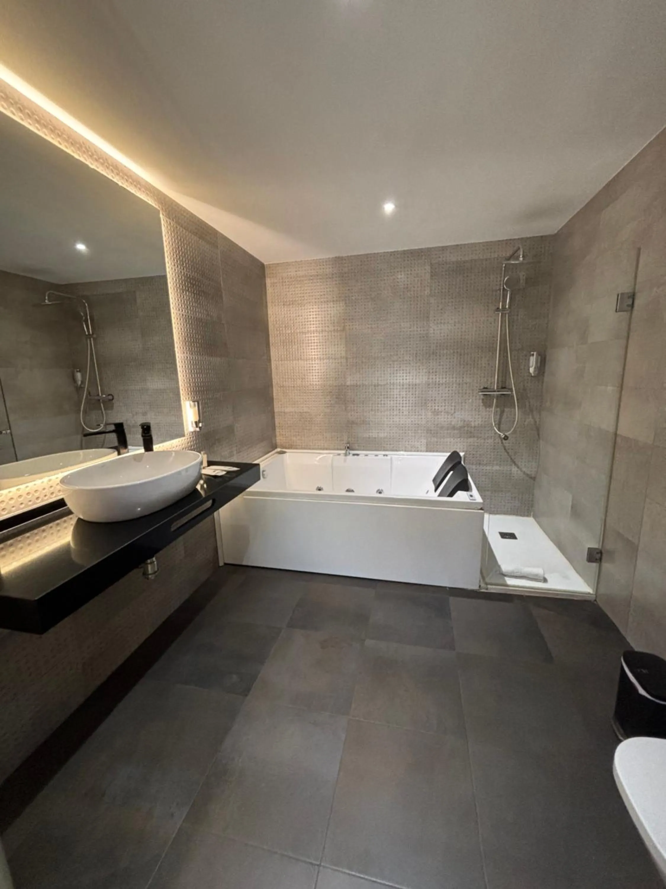 Hot Tub in DAOS Suites & Terrace Marbella