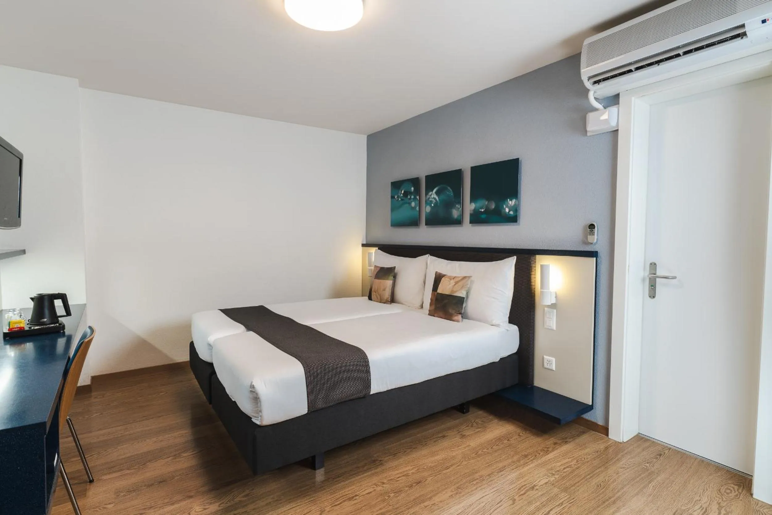 Photo of the whole room, Bed in Hotel Bristol Zurich