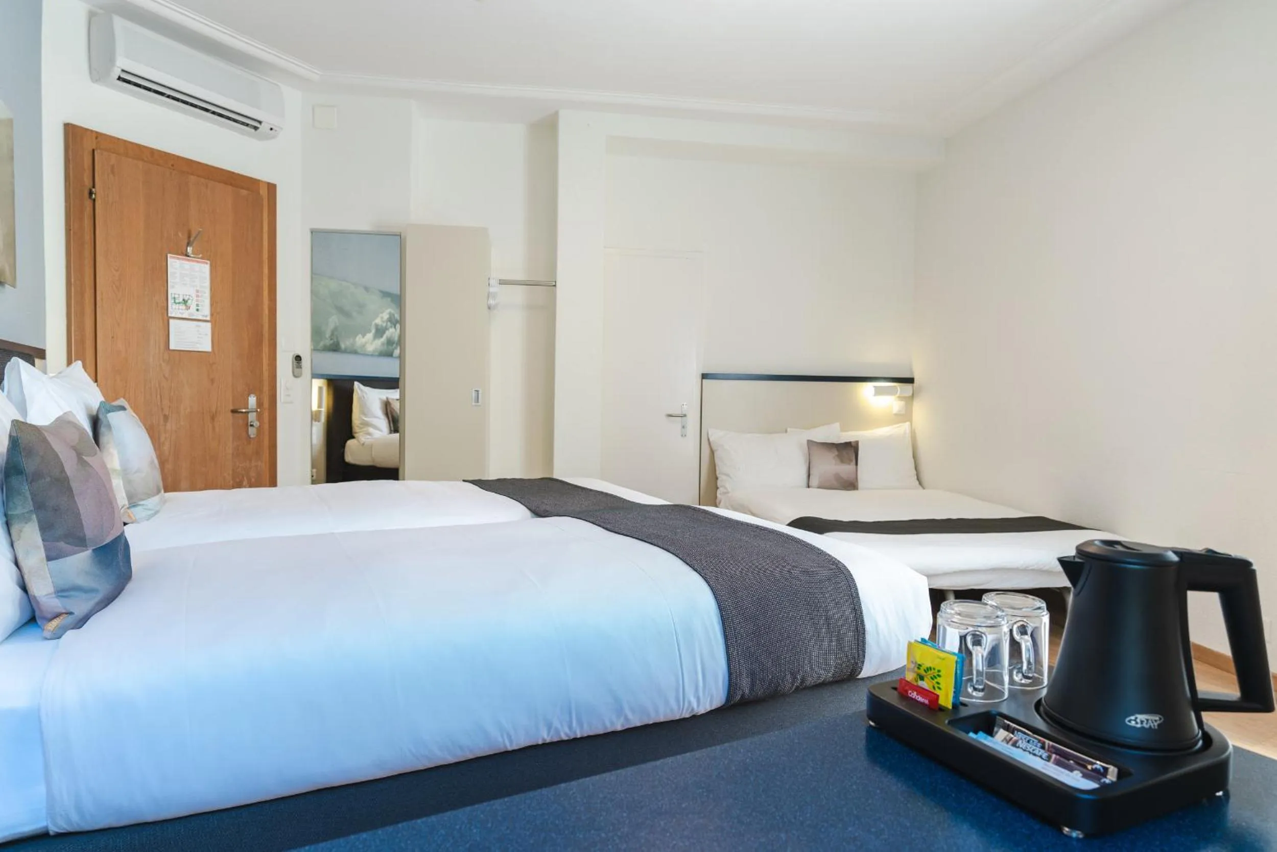 Photo of the whole room, Bed in Hotel Bristol Zurich