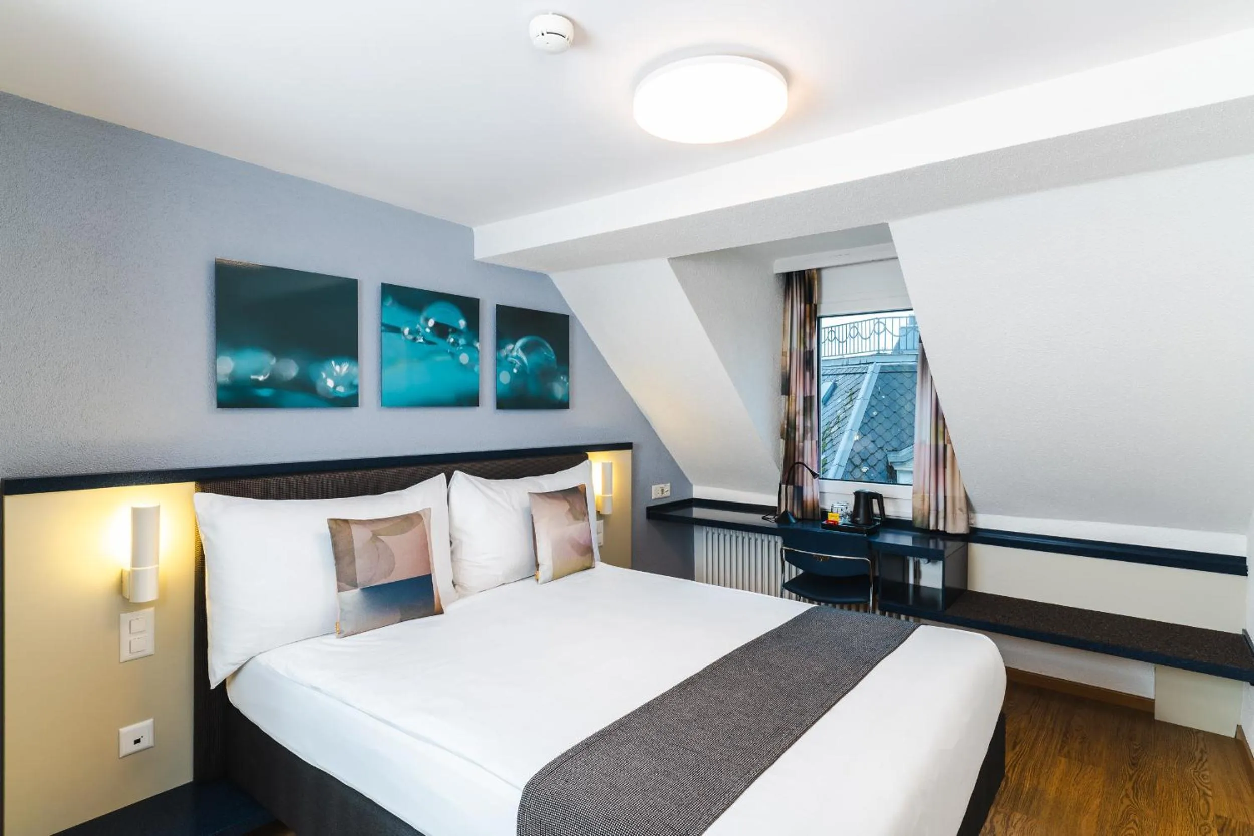 Photo of the whole room, Bed in Hotel Bristol Zurich