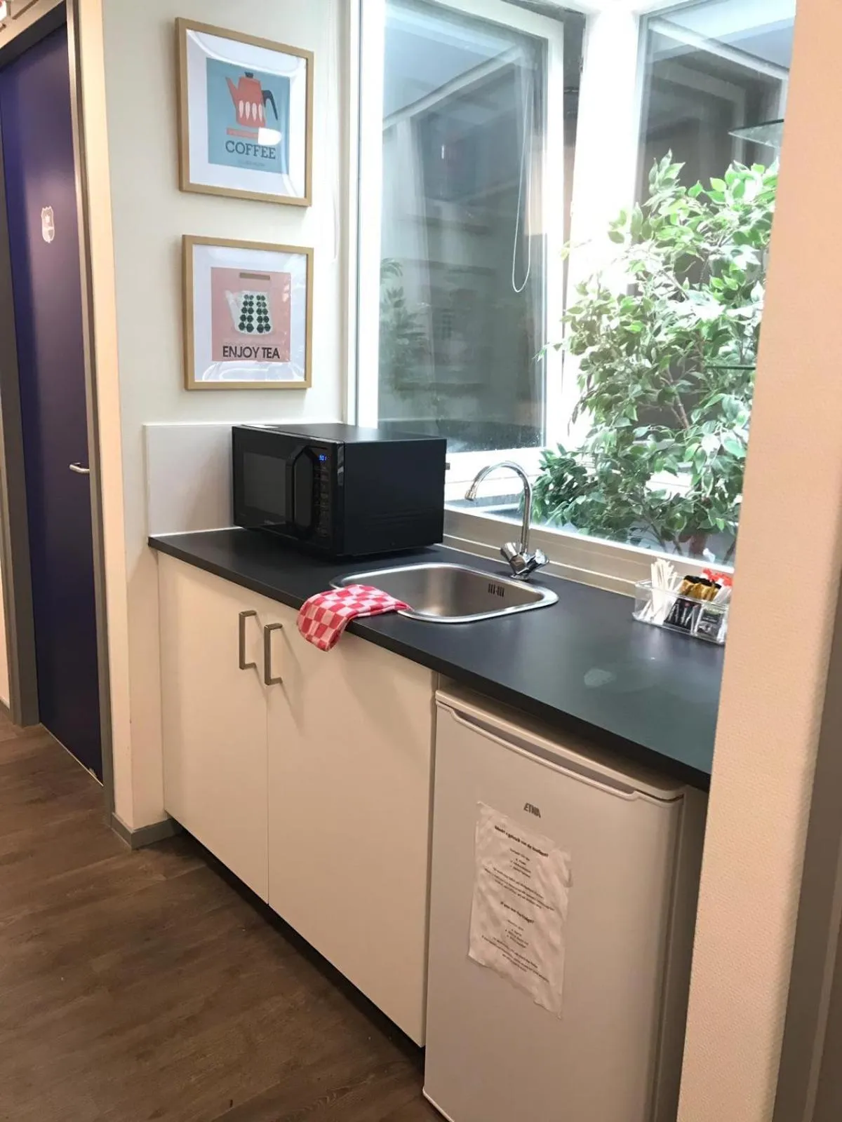 Kitchen or kitchenette in Kings Inn City Hostel