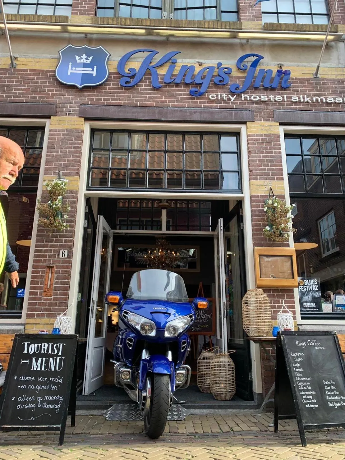 Facade/entrance in Kings Inn City Hostel