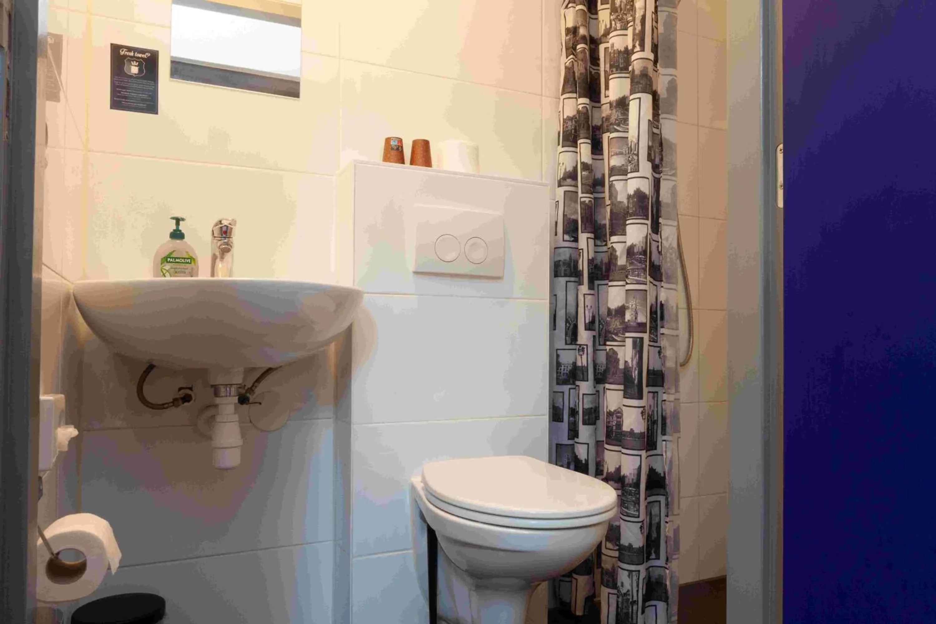 Shower in Kings Inn City Hostel