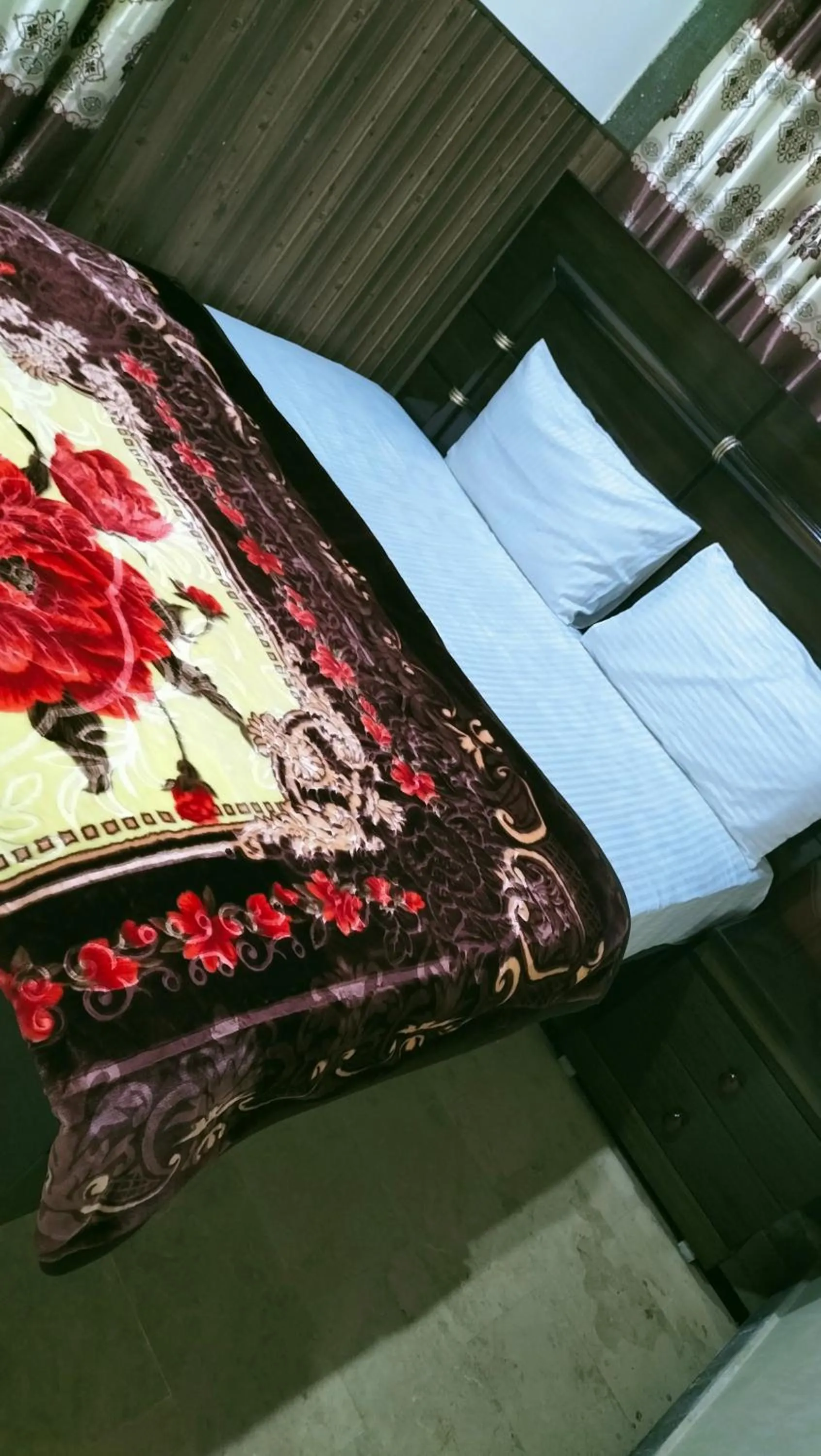 Bed in Hotel Decent Lodge