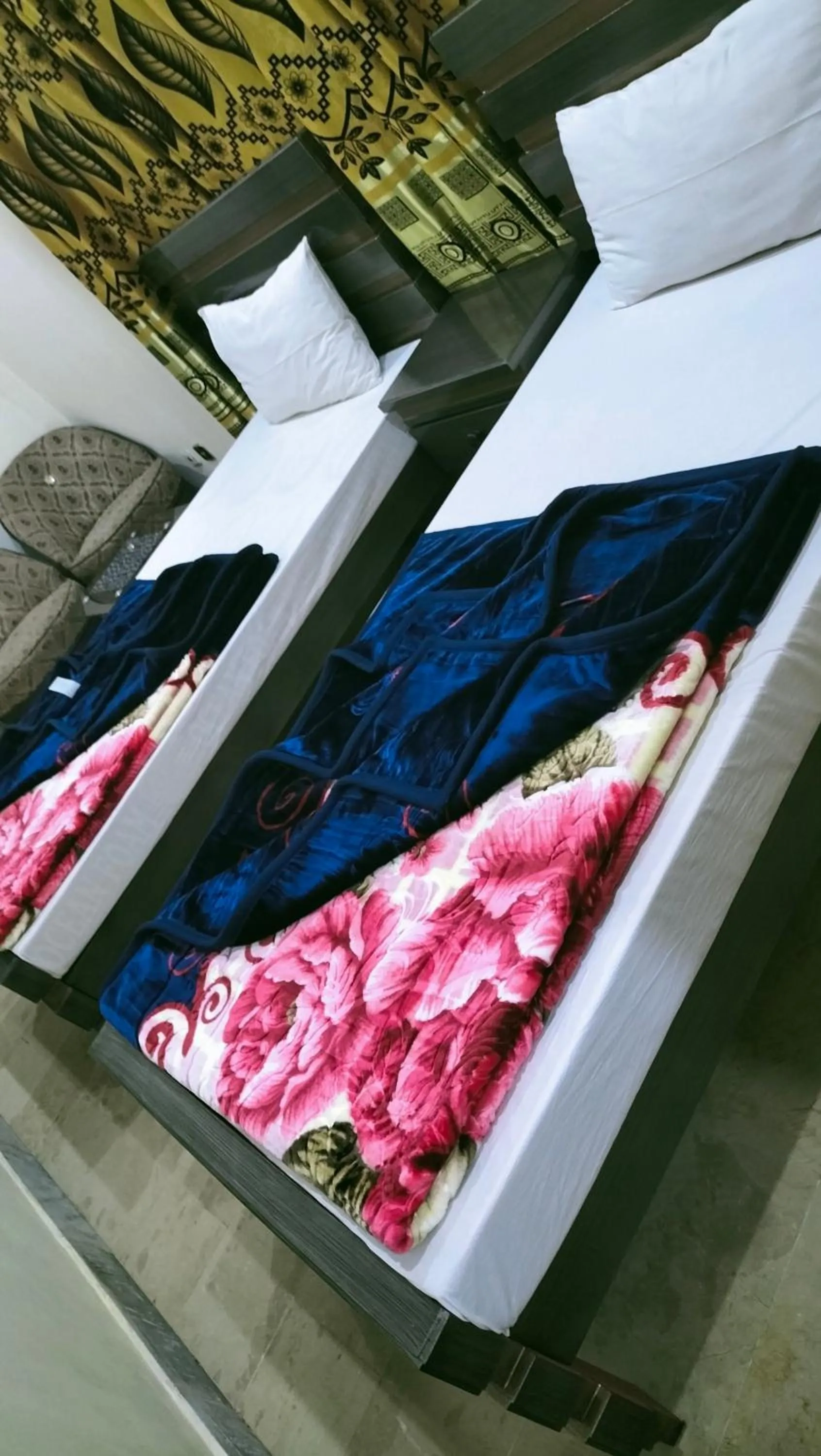 Bed in Hotel Decent Lodge