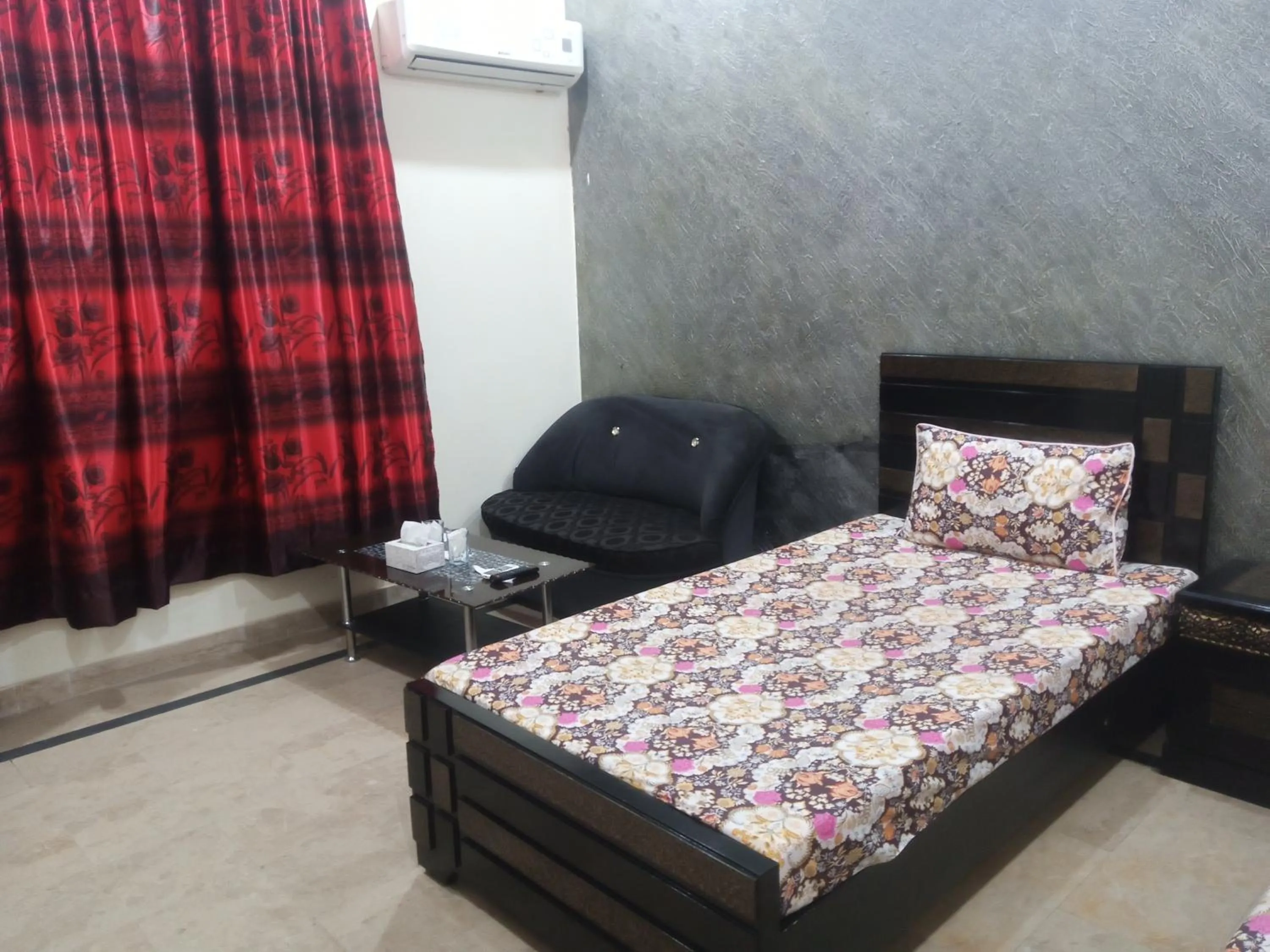 Bed in Hotel Decent Lodge