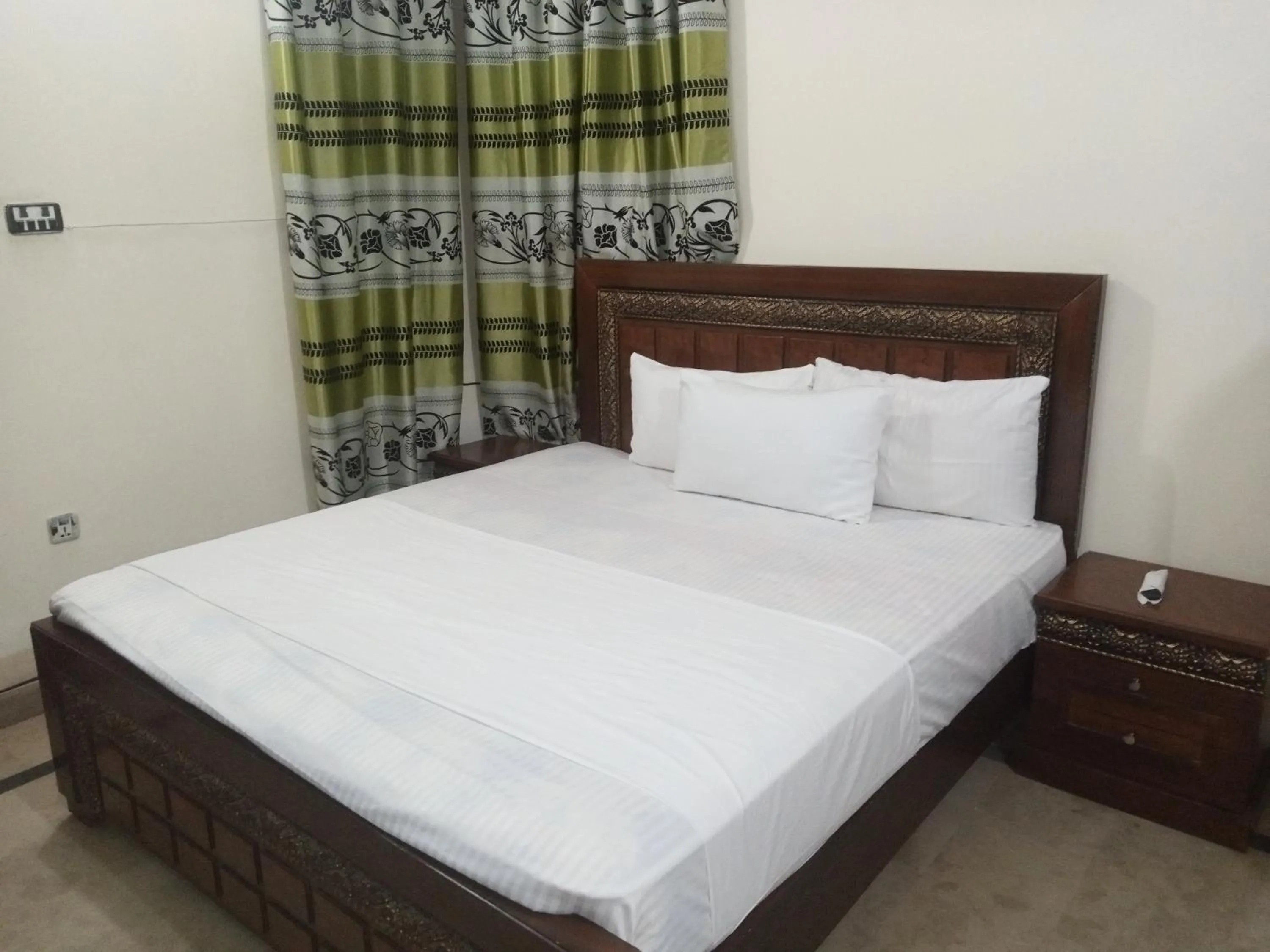 Bed in Hotel Decent Lodge