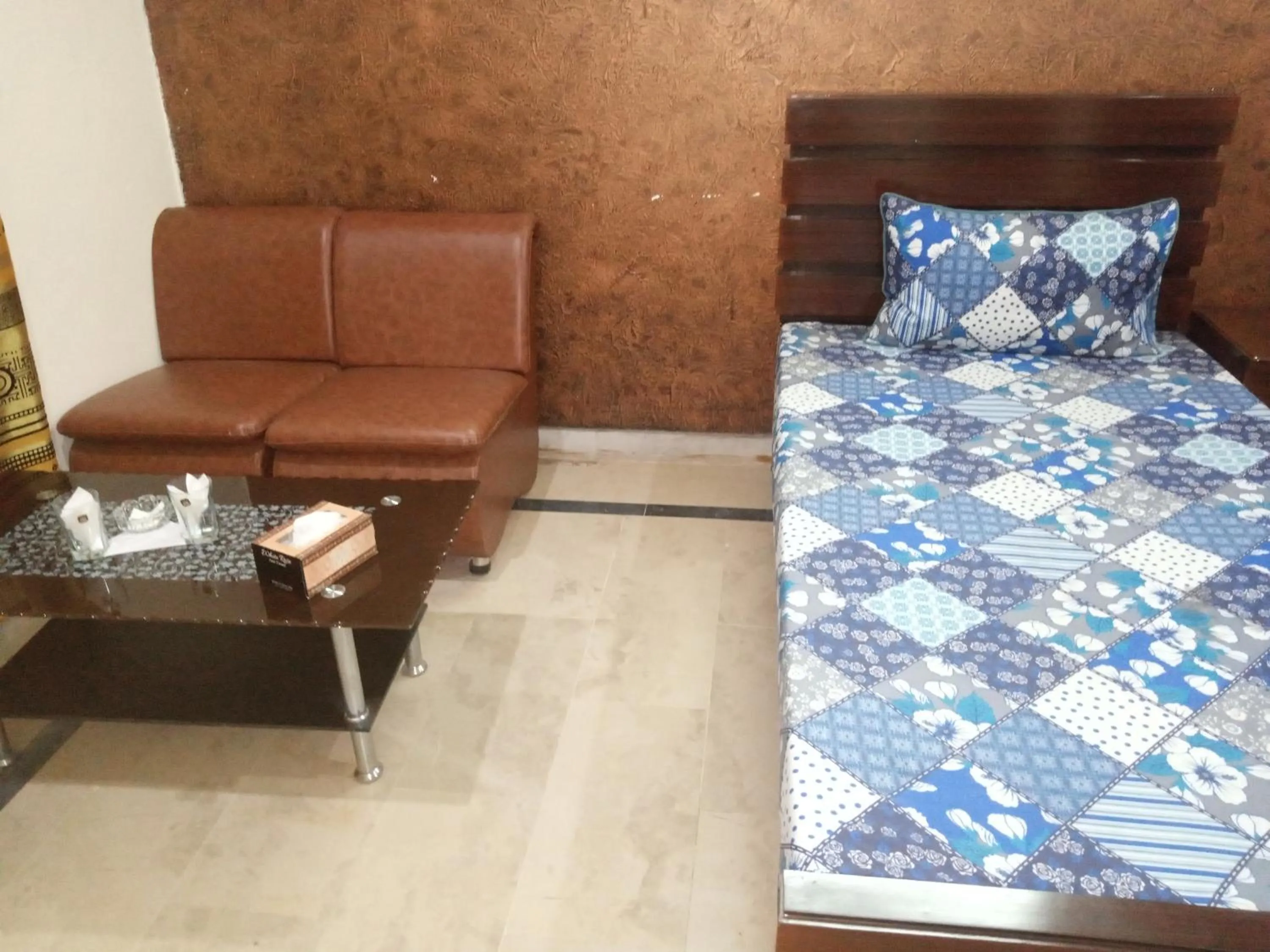 Living room, Bed in Hotel Decent Lodge