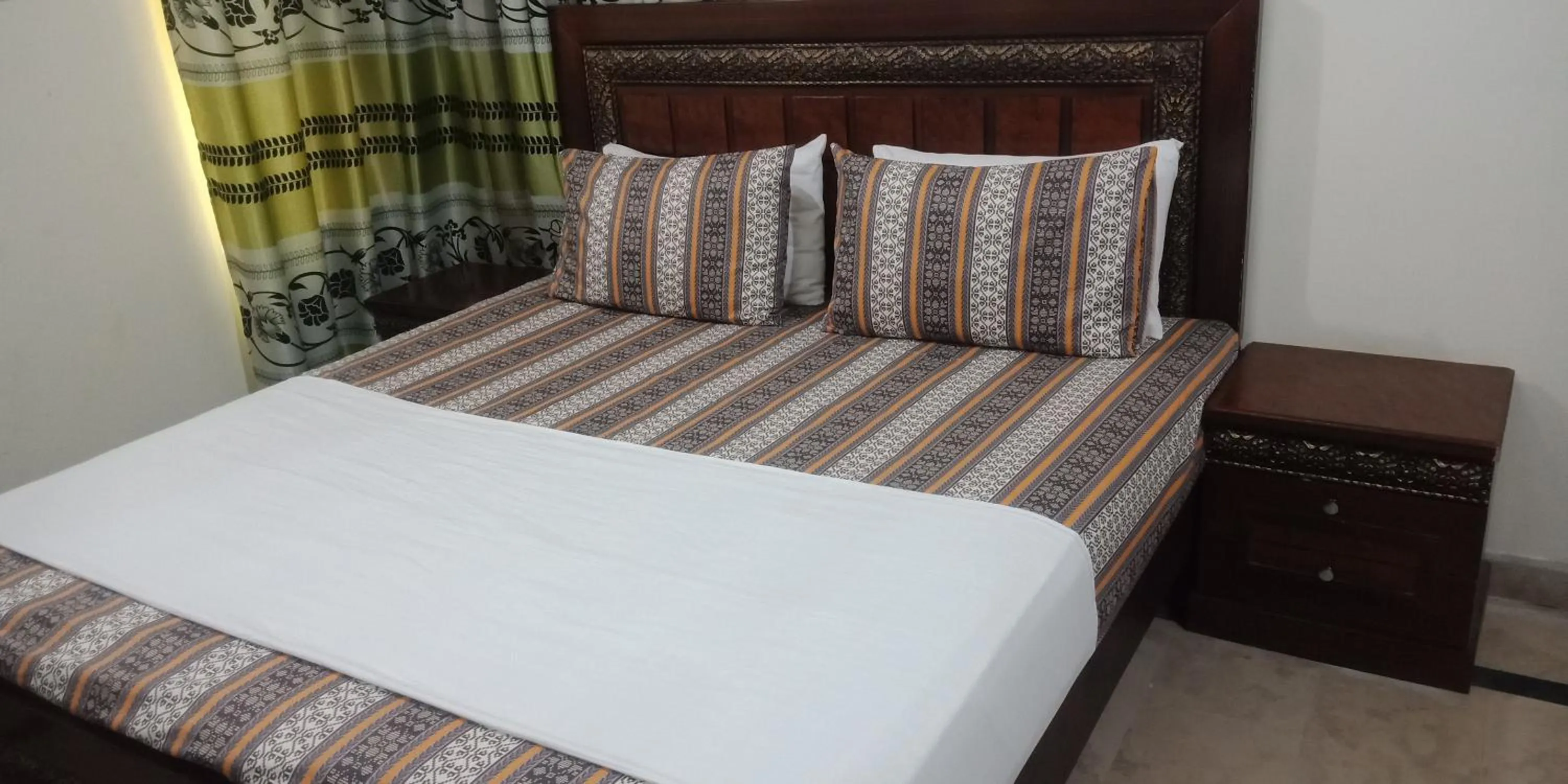 Bed in Hotel Decent Lodge