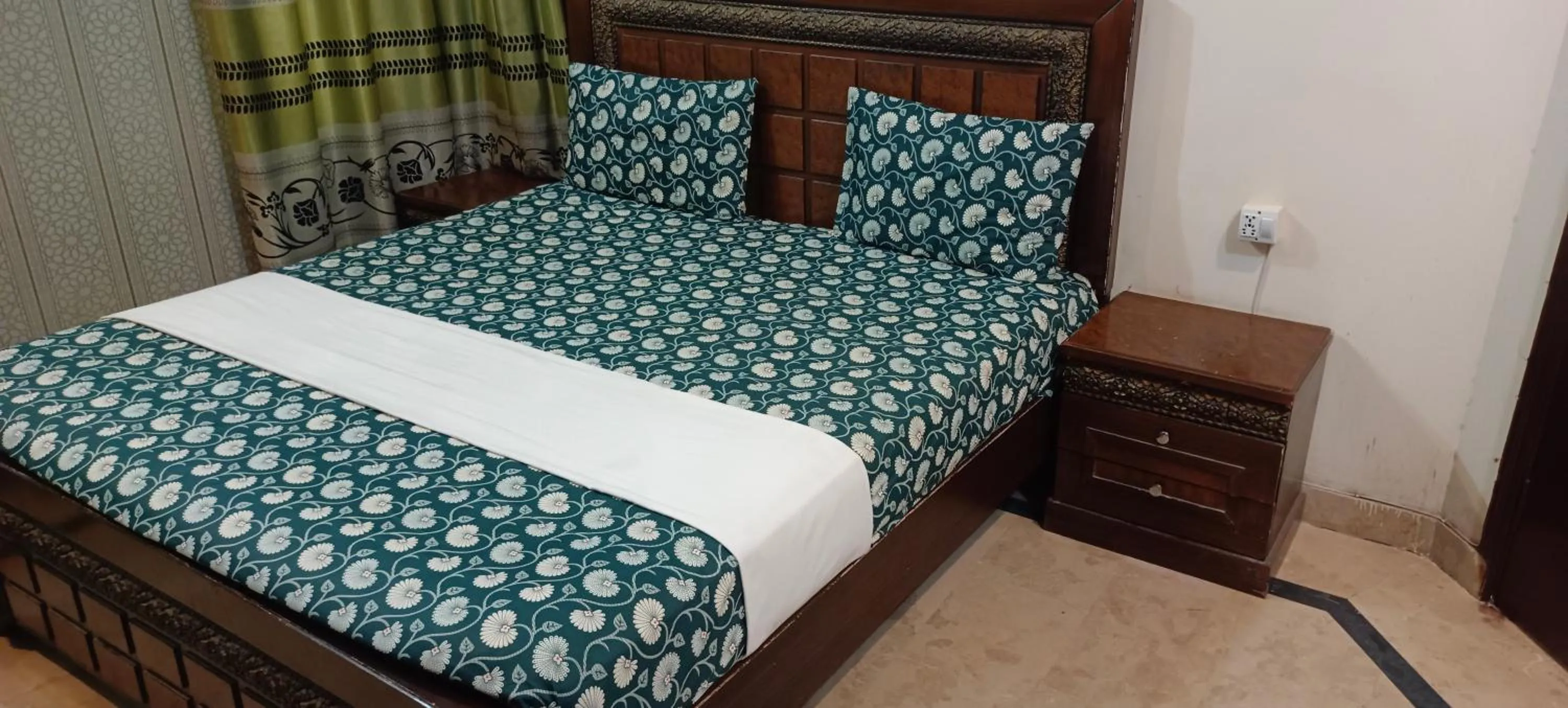 Bed in Hotel Decent Lodge