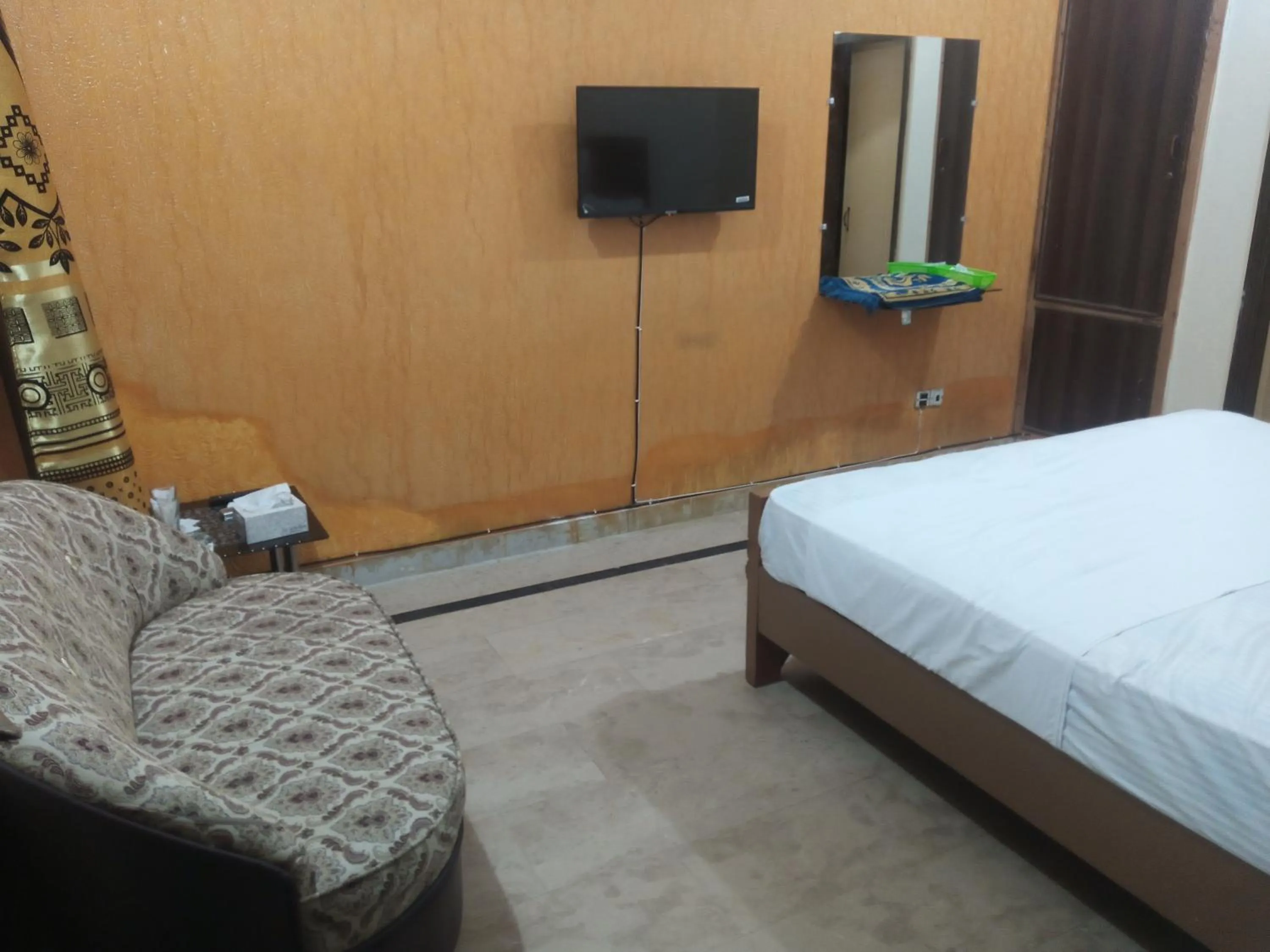 Bed in Hotel Decent Lodge