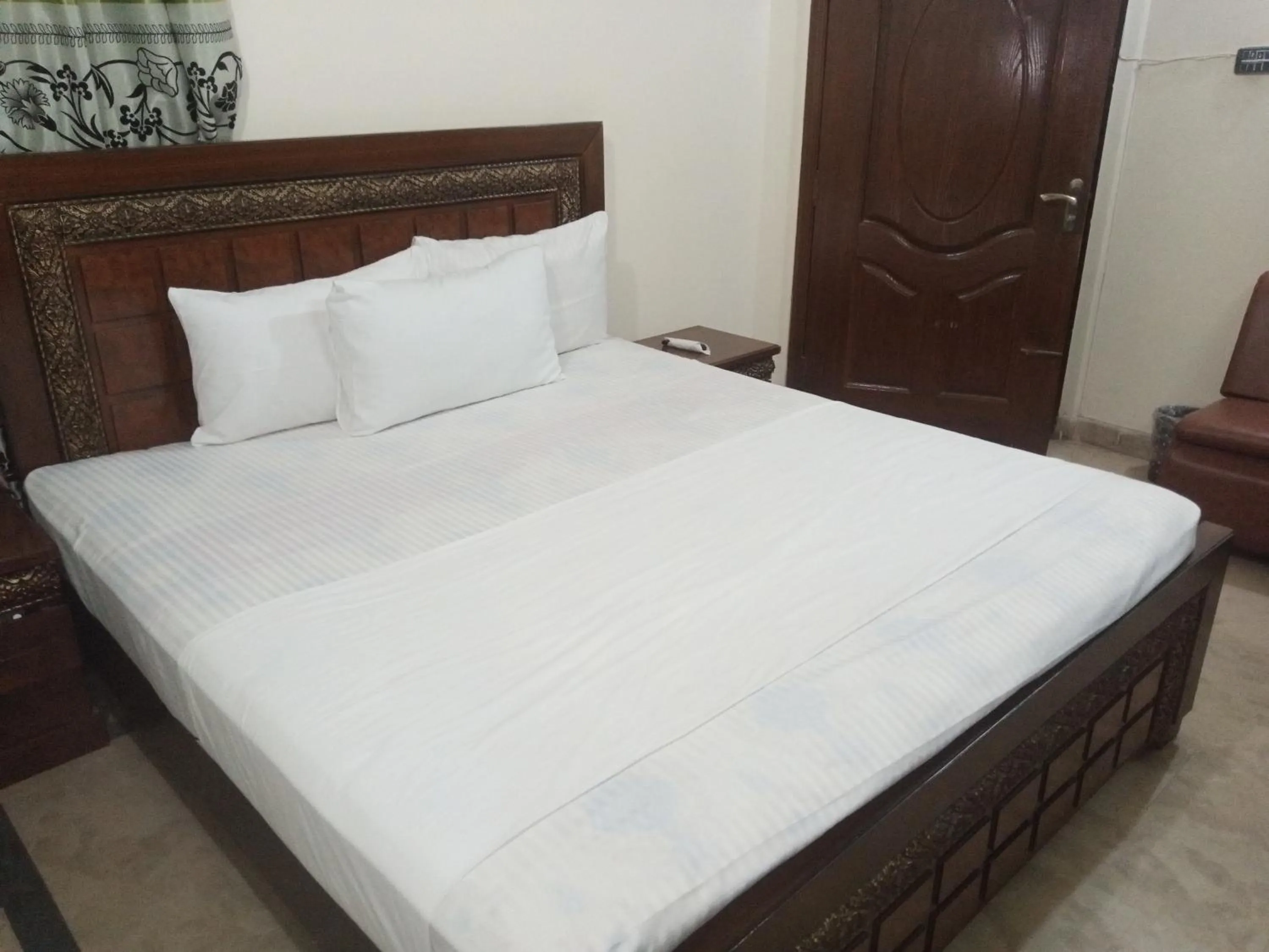 Bed in Hotel Decent Lodge