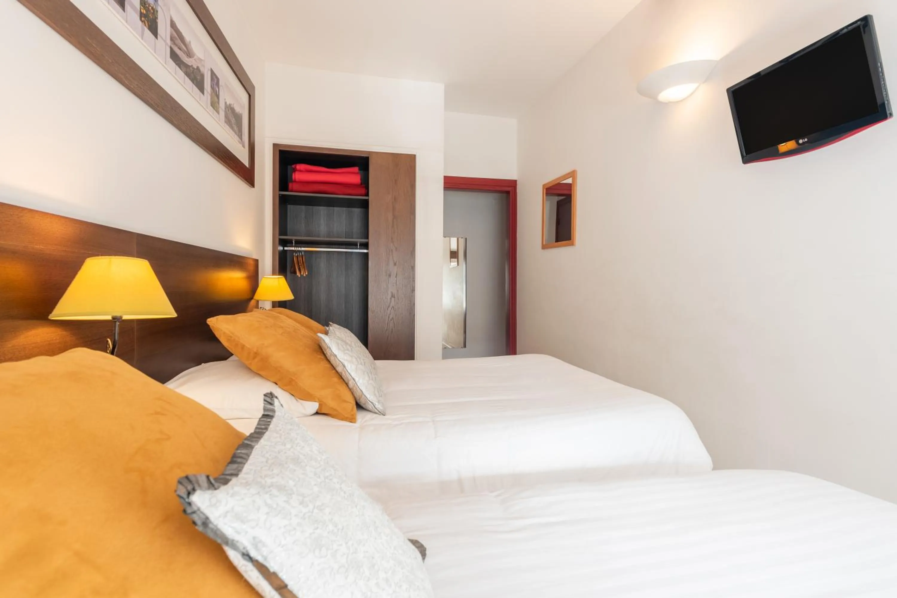 Bed in Hôtel d'Ossau