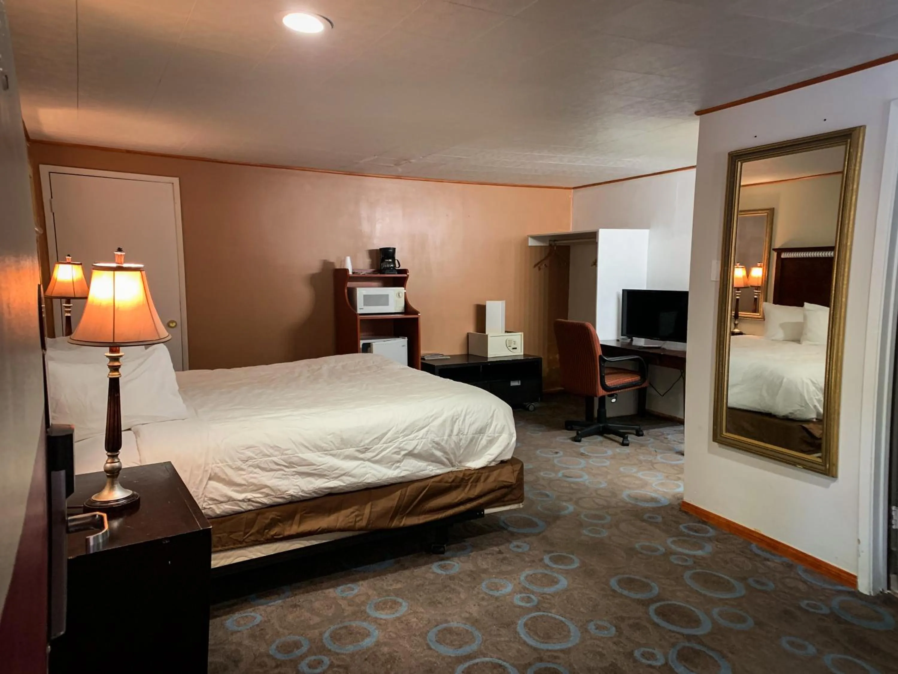 Bed in Ventura Grand Inn