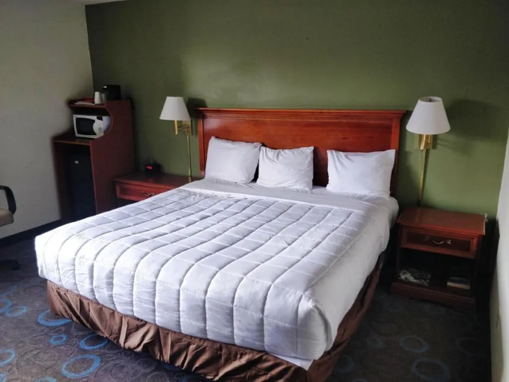 Bed in Ventura Grand Inn