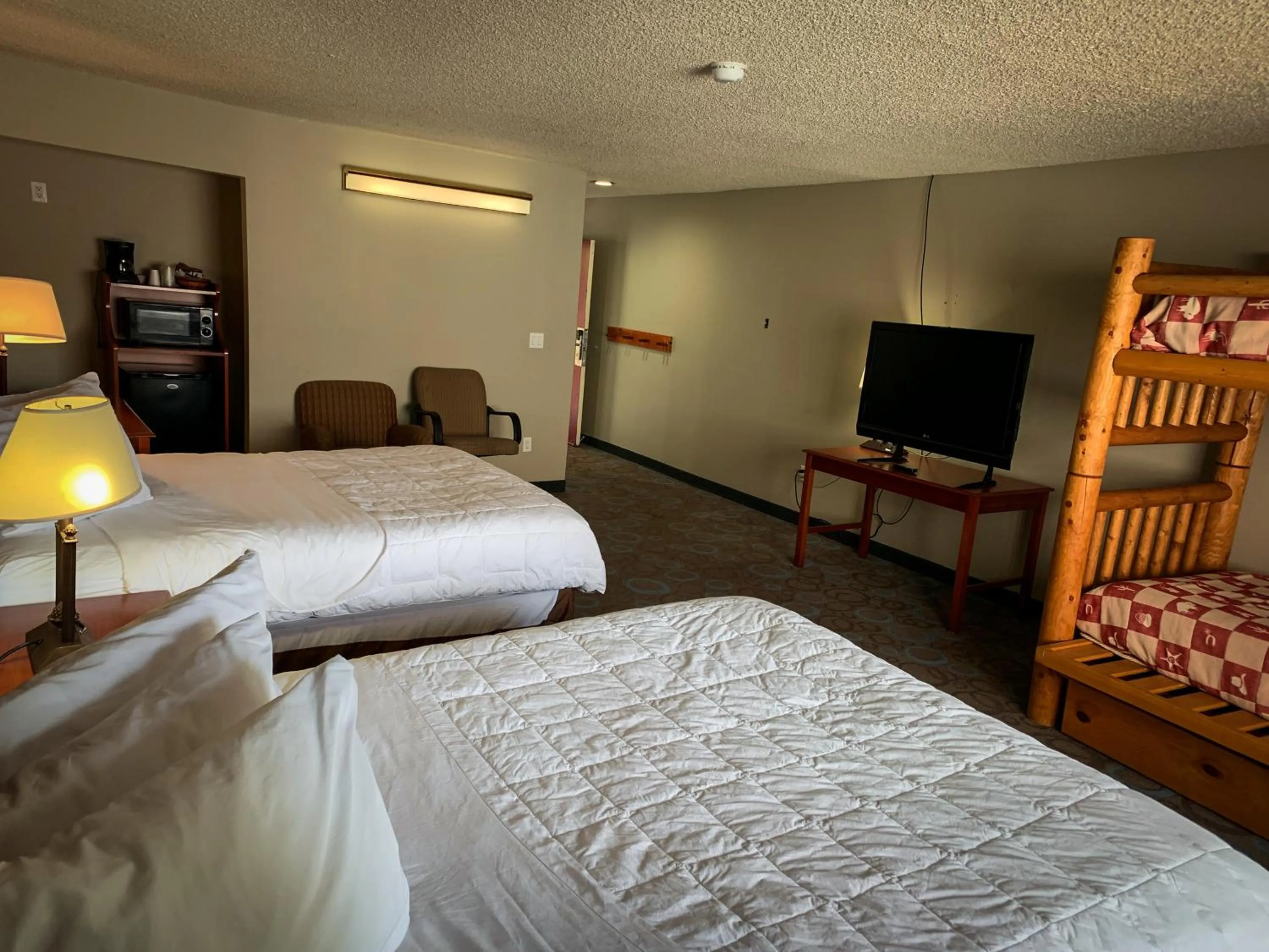 Bed in Ventura Grand Inn