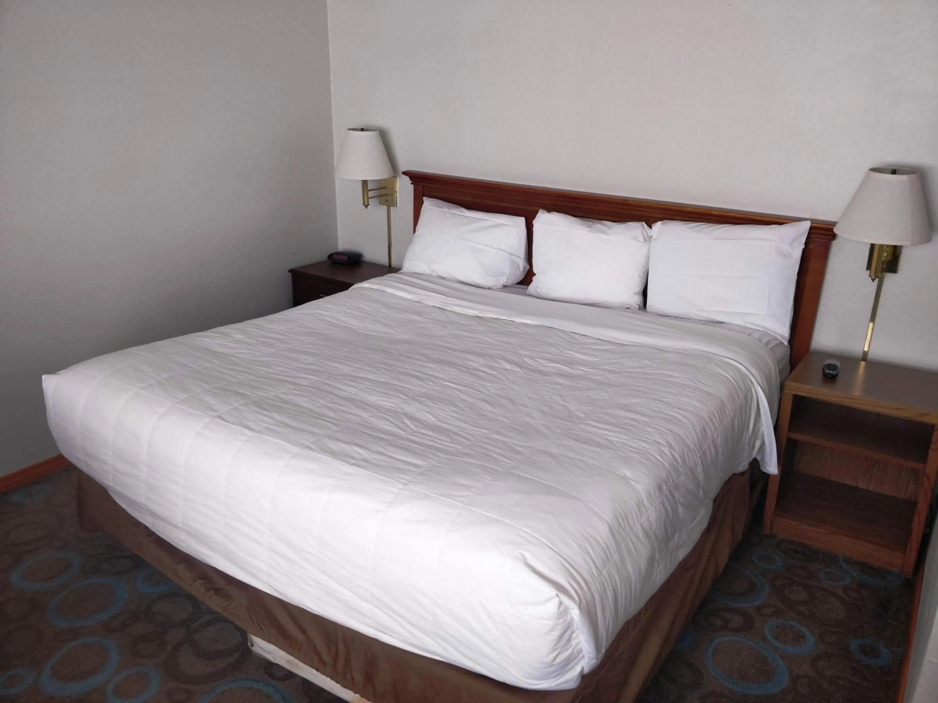 Bed in Ventura Grand Inn