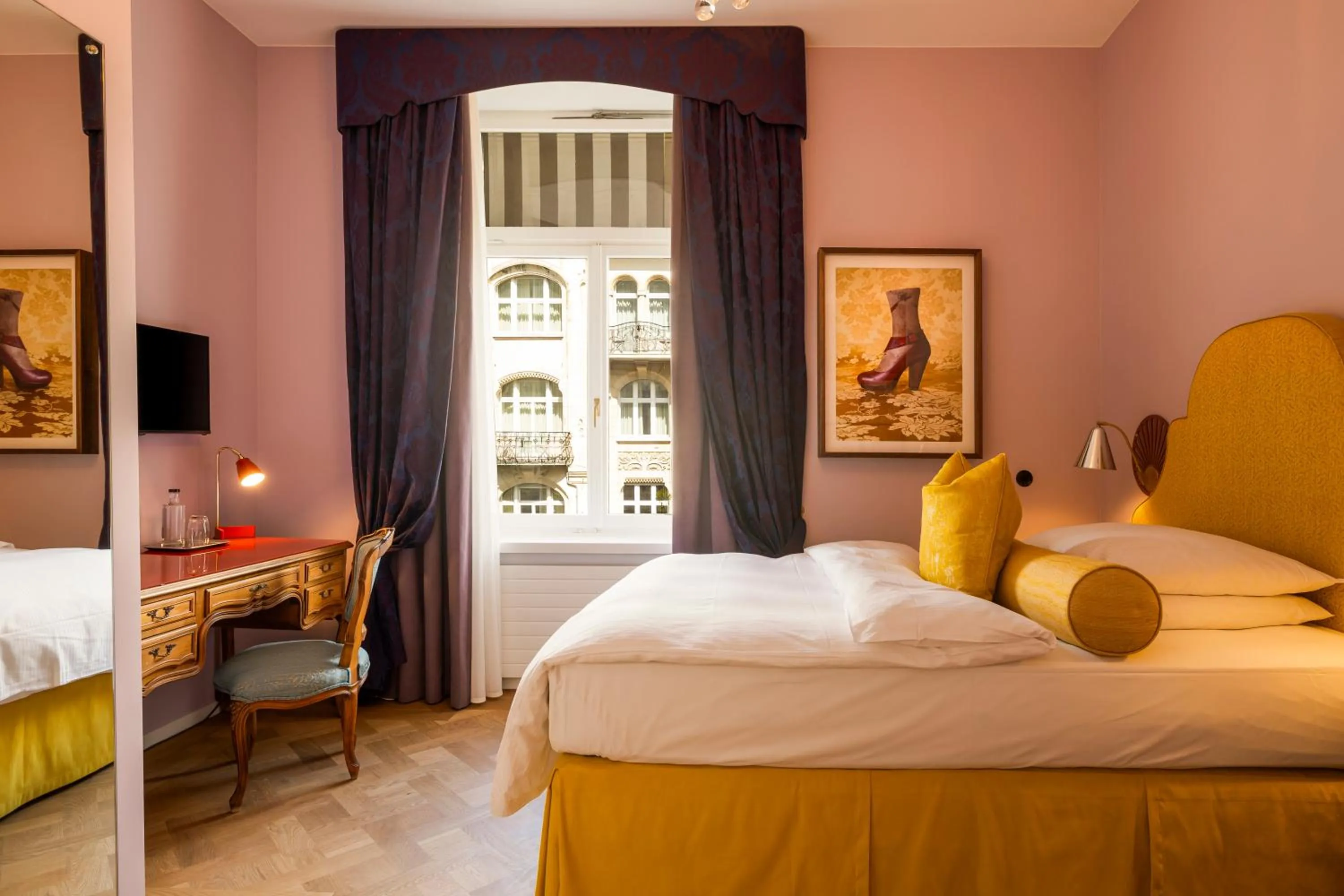 Property building, Bed in Hotel Europe