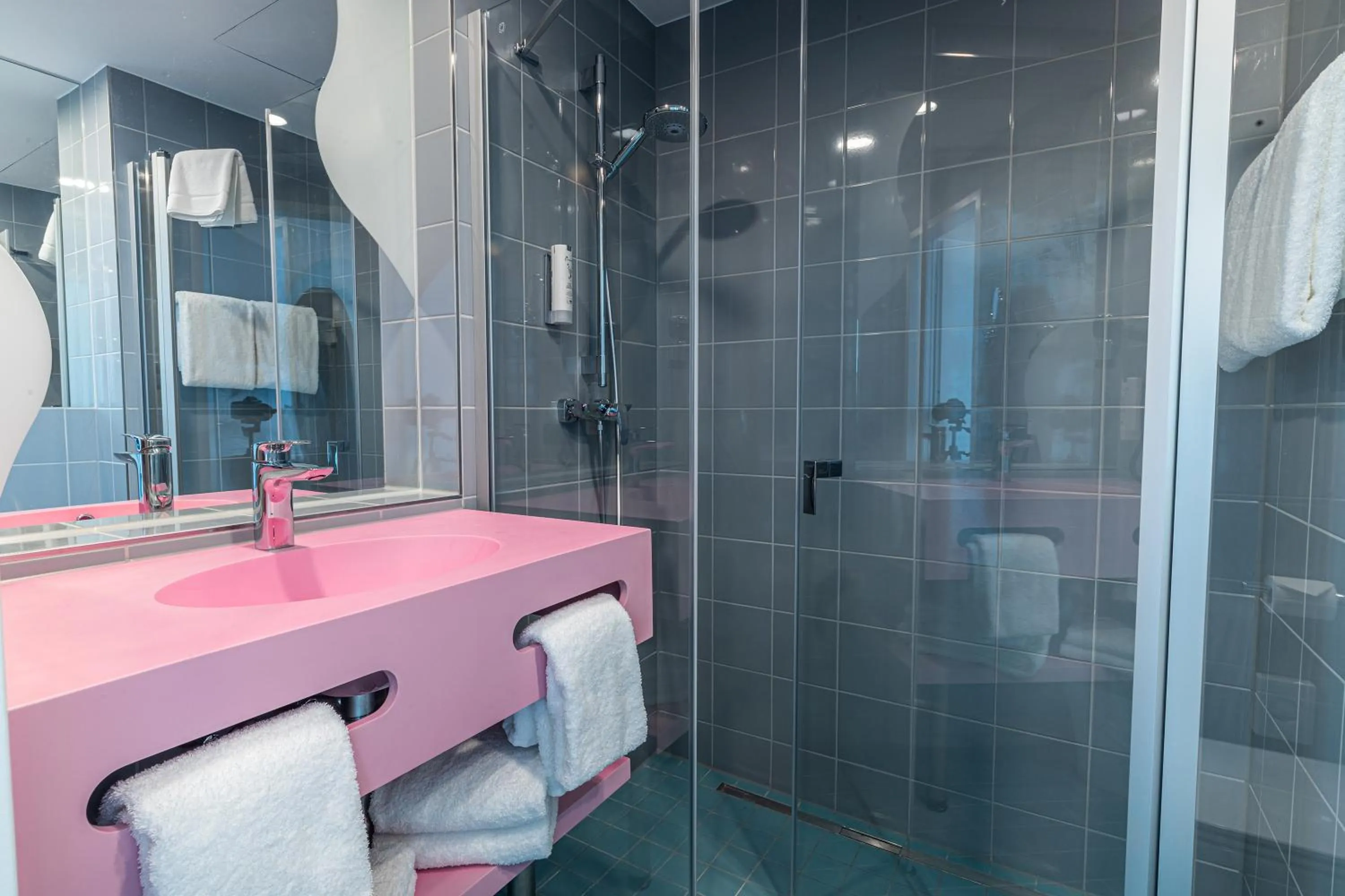 Shower in Prize by Radisson, Rostock City