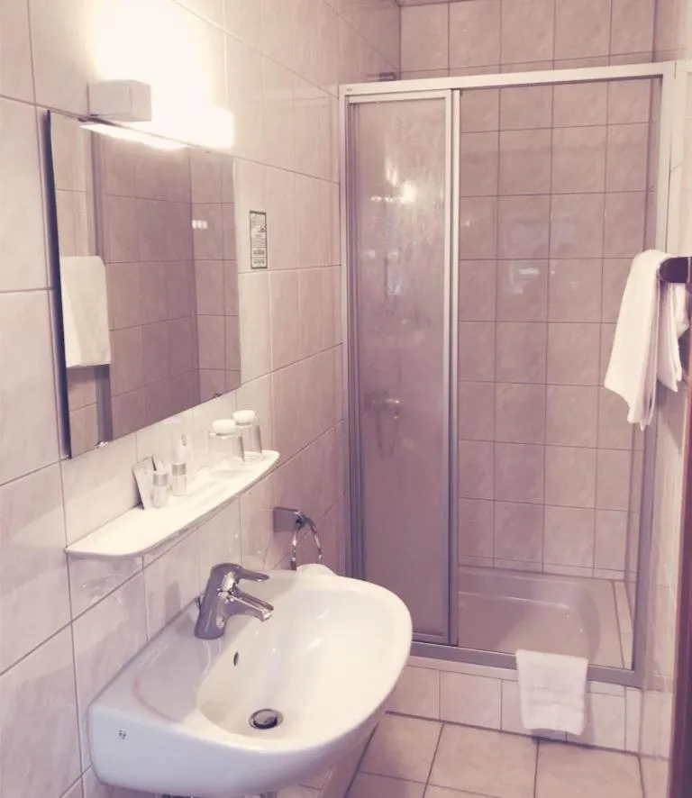 Shower in Gasthof Wilhelm Tell Fremdenzimmer