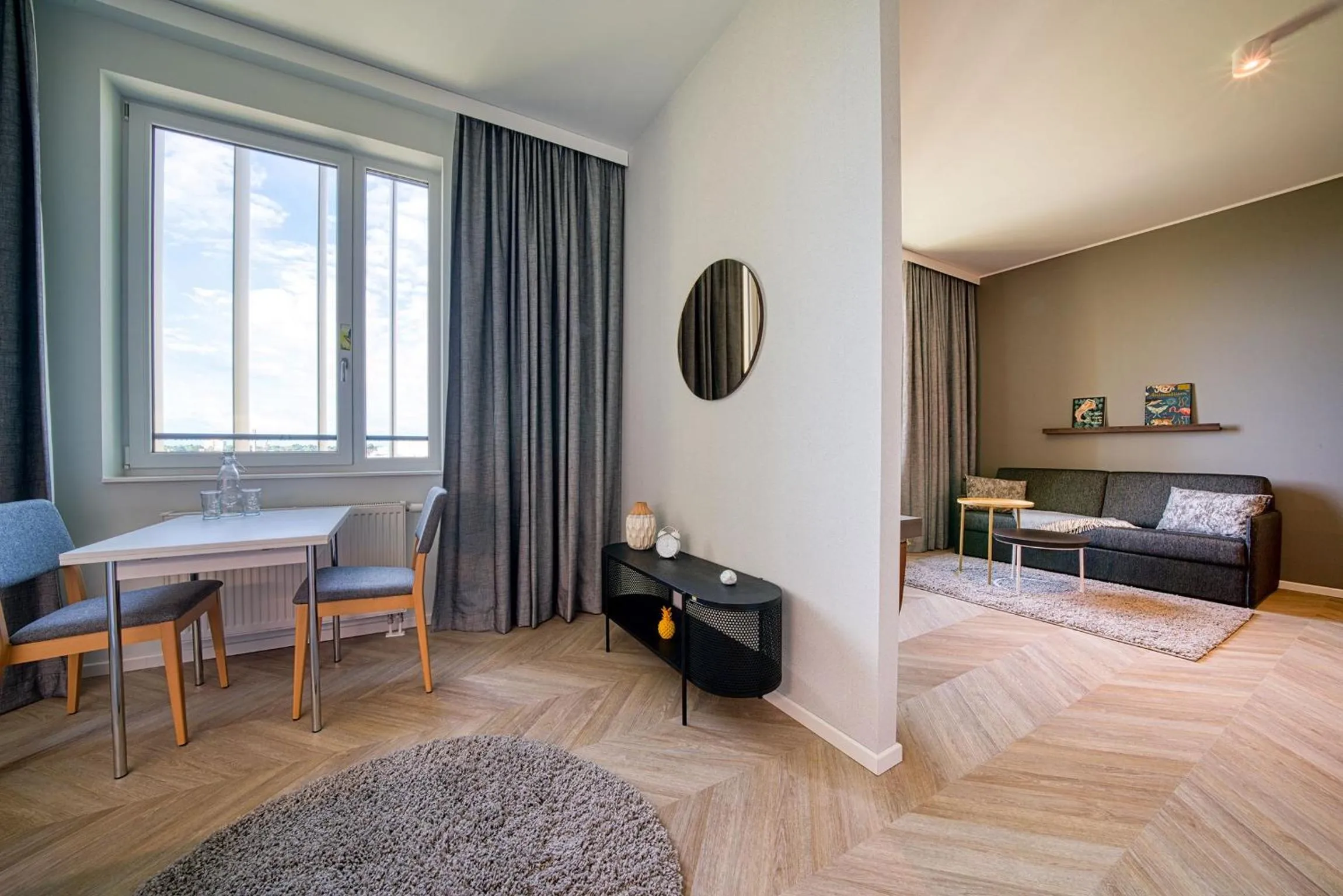 Dining area in NinetyNine Augsburg