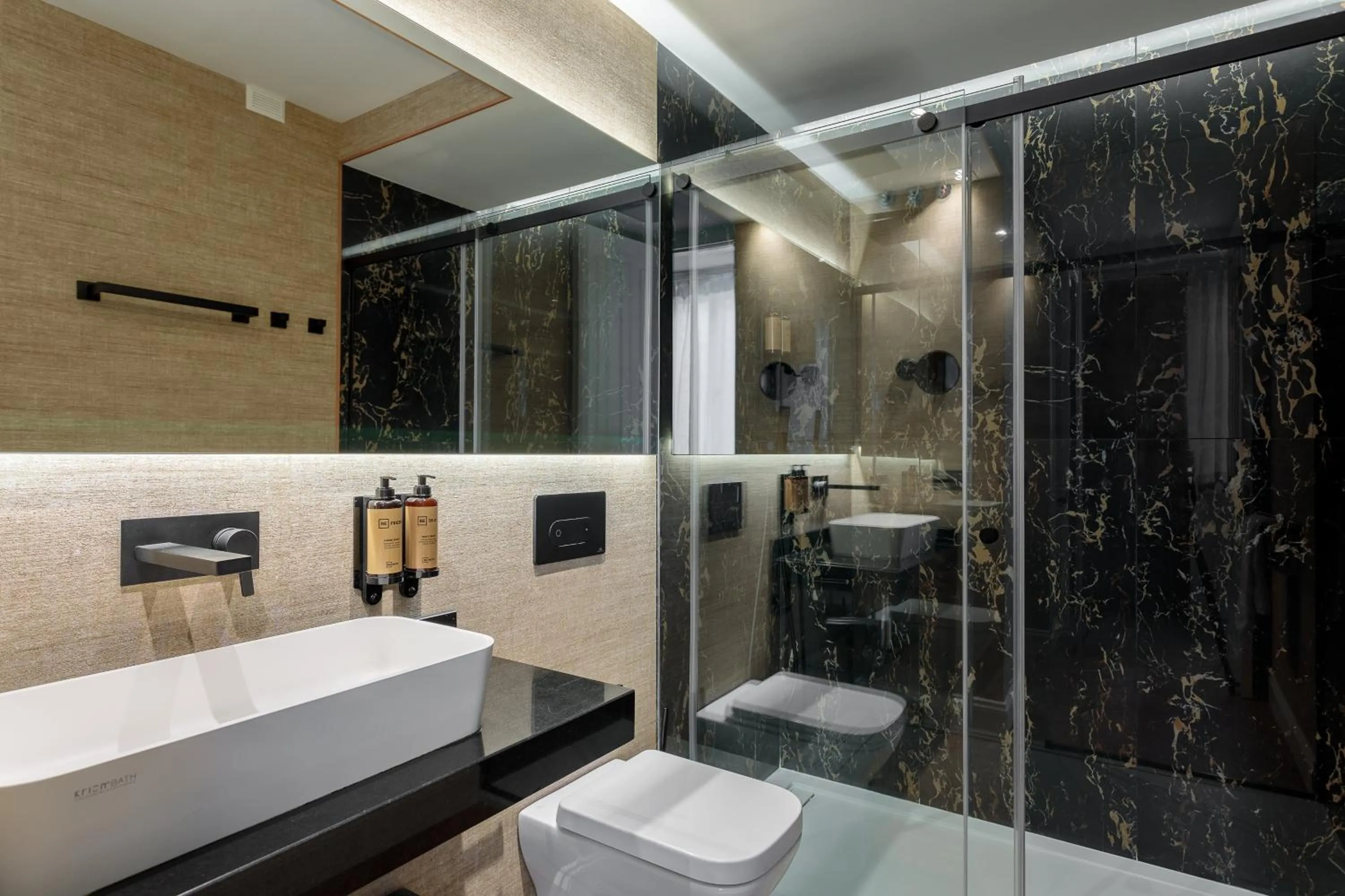 Shower in Be Mate Málaga Centro