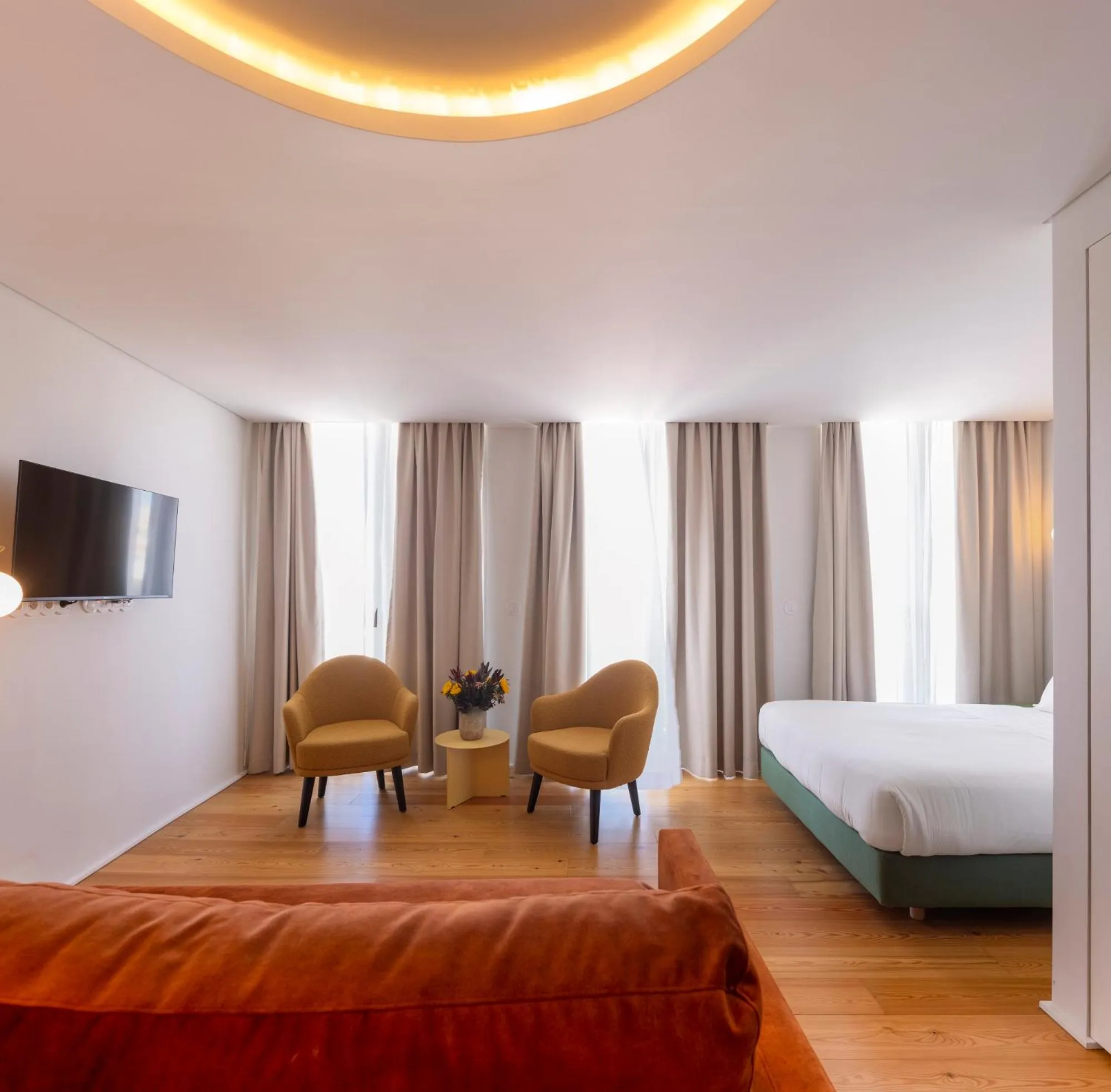 Living room, Bed in Lisbon Serviced Apartments - Estrela