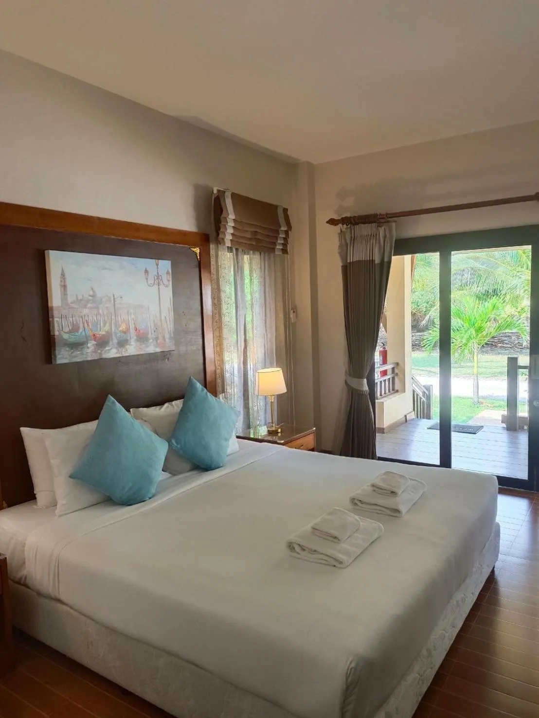 Bed in Chaithalay Khanom Resort