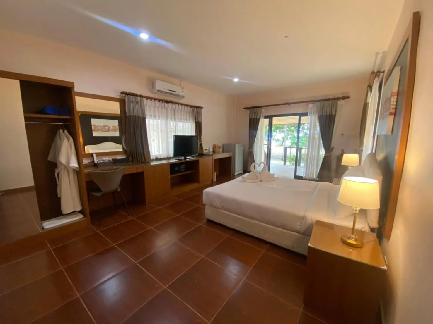 Bed in Chaithalay Khanom Resort