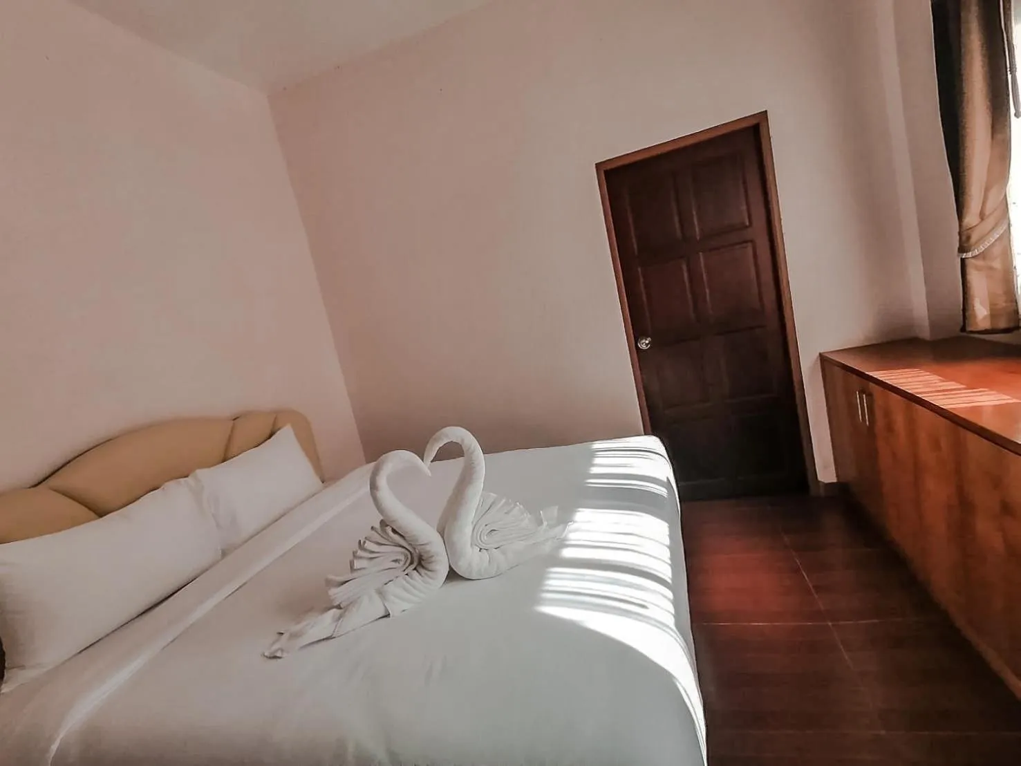 Bed in Chaithalay Khanom Resort