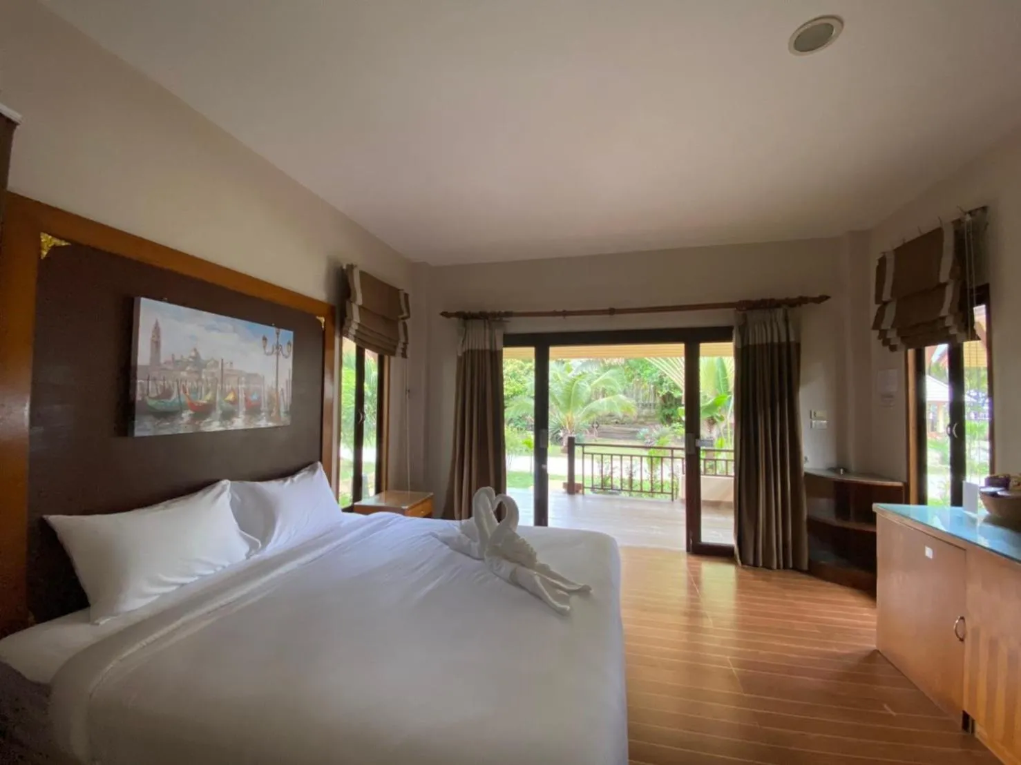 Bed in Chaithalay Khanom Resort