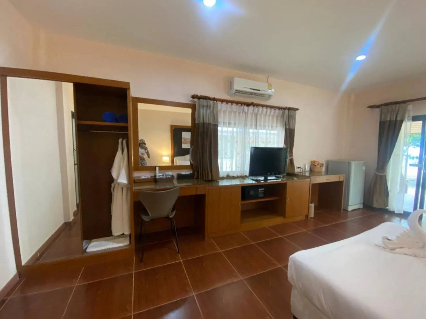 Bed in Chaithalay Khanom Resort