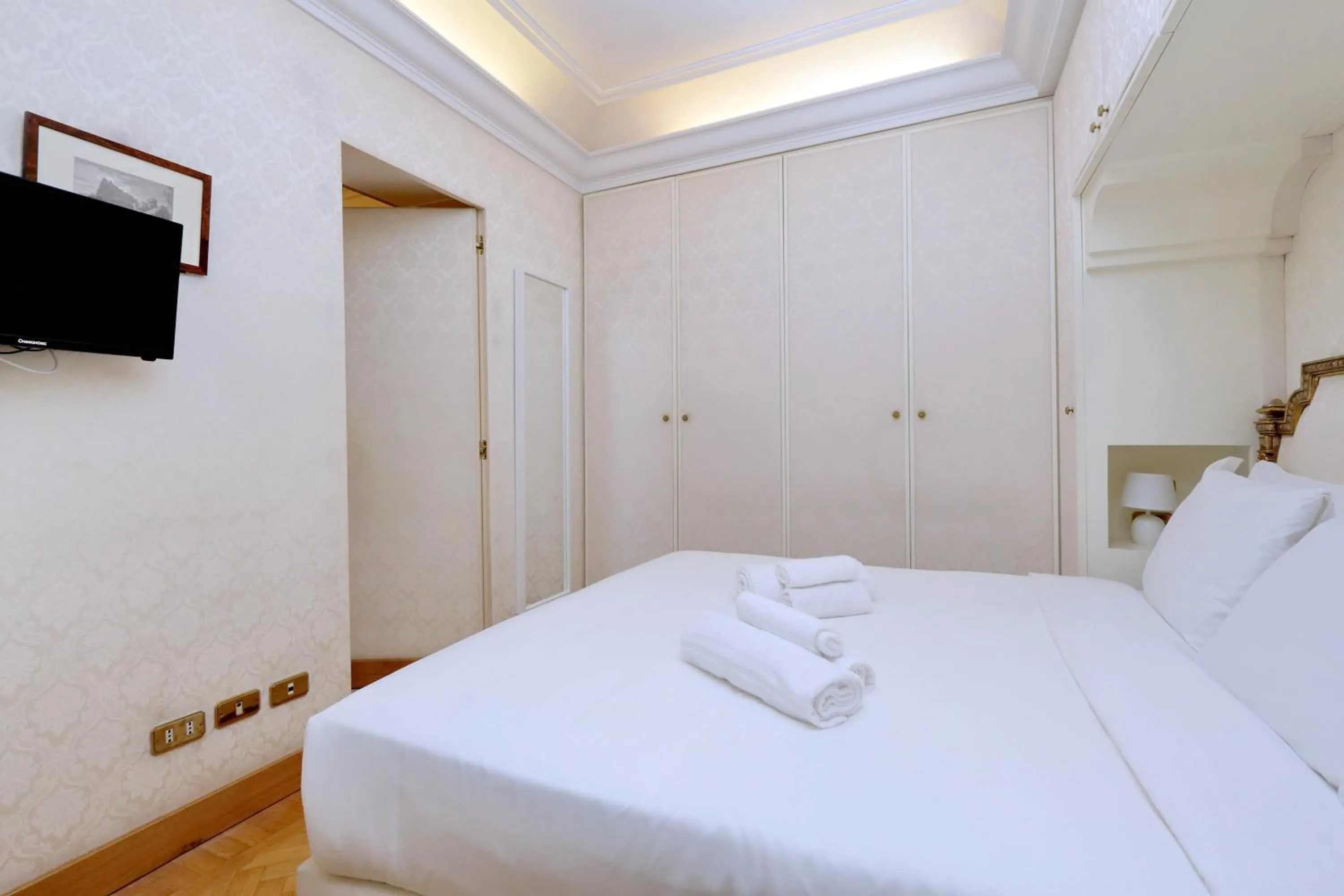 Elegant apartment nearby Trevi Fountain