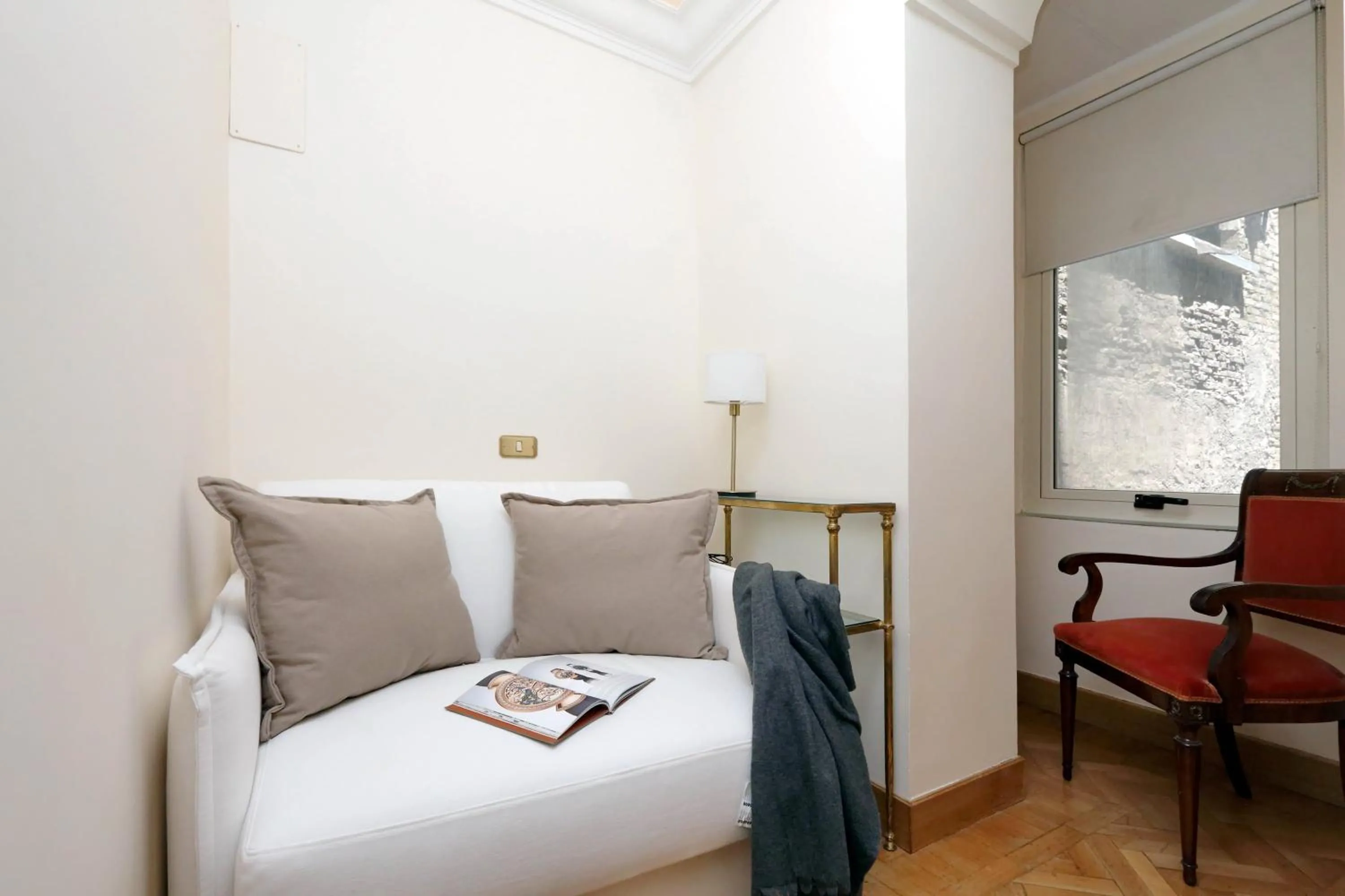 Elegant apartment nearby Trevi Fountain