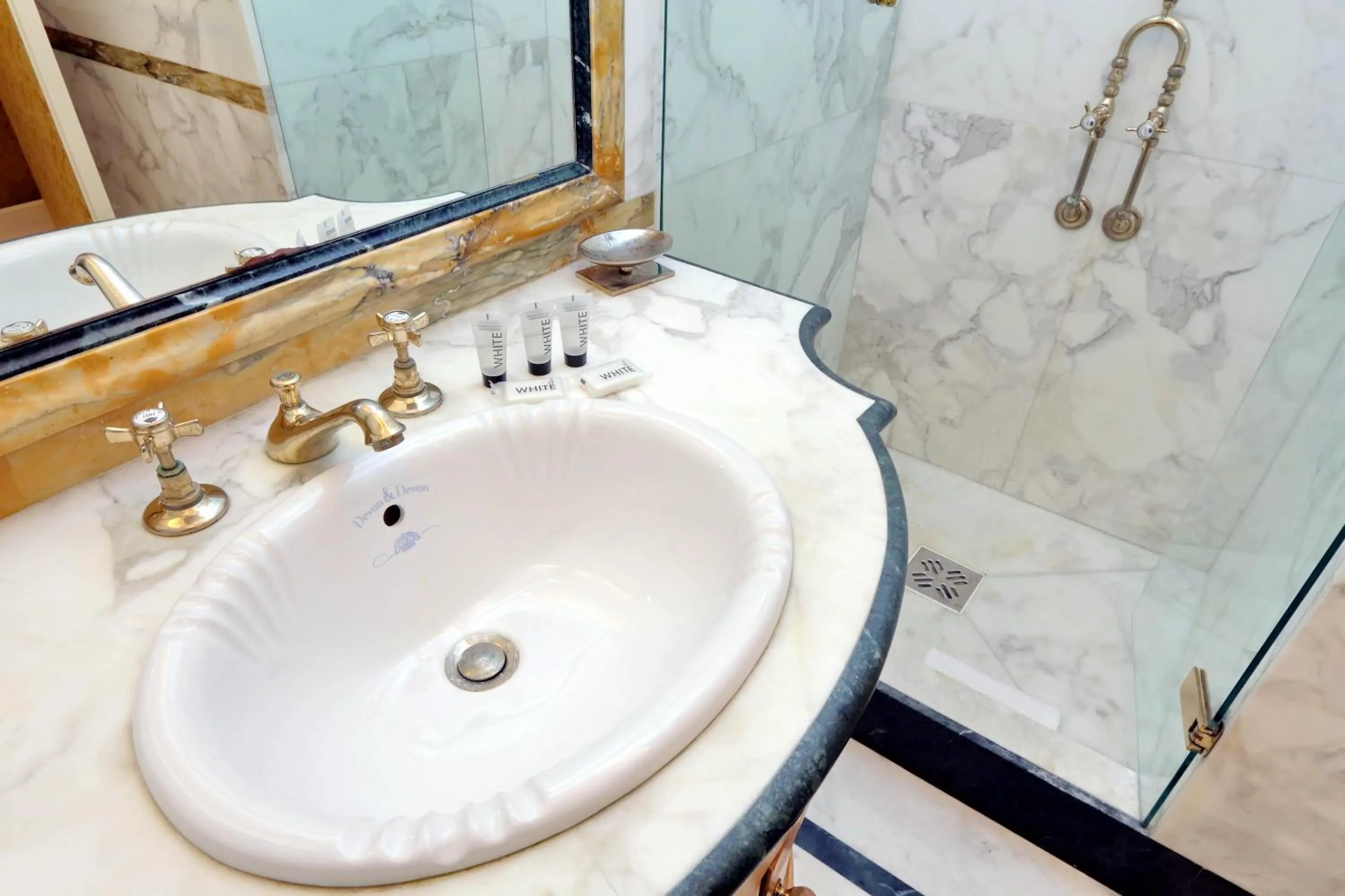 Elegant apartment nearby Trevi Fountain