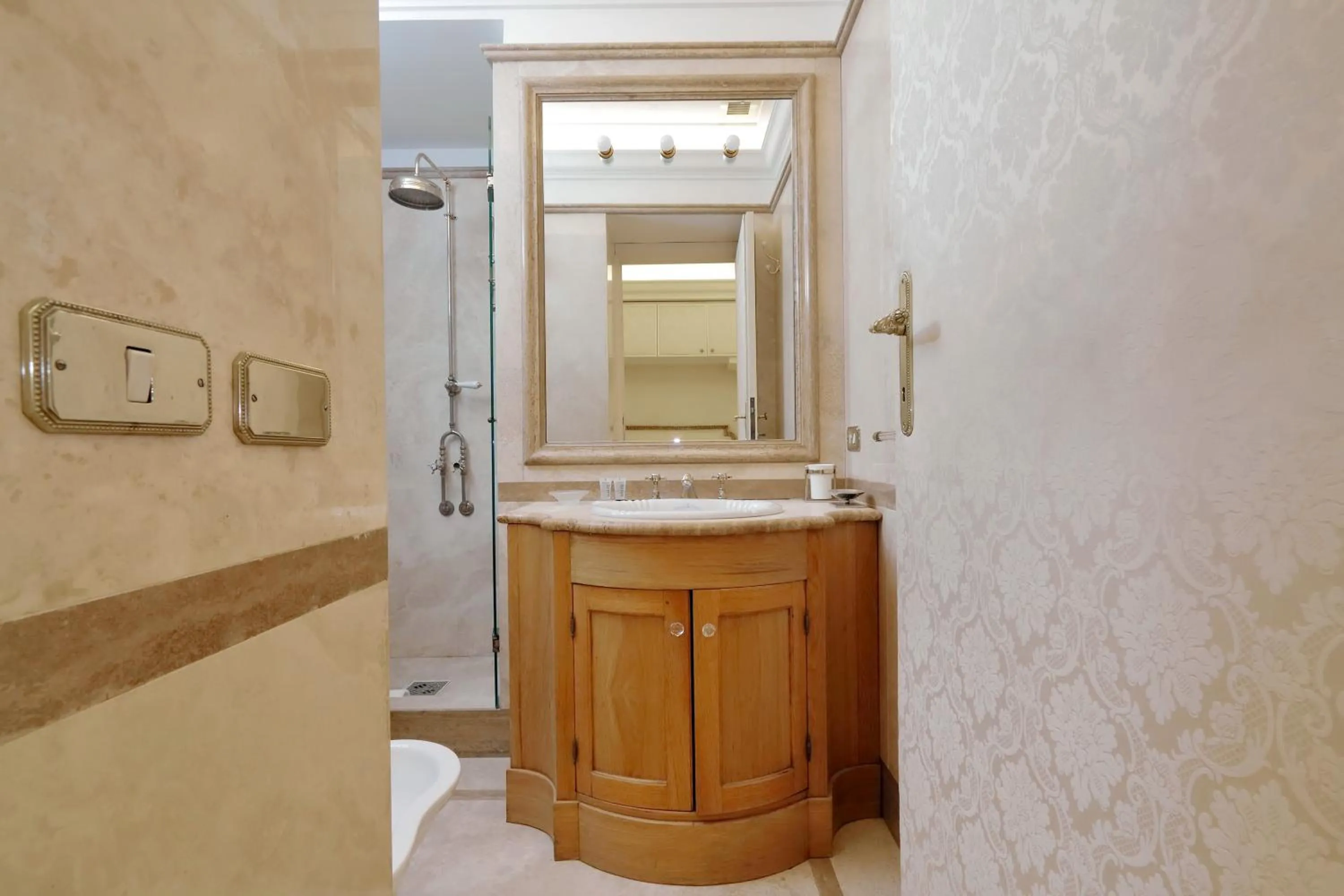 Elegant apartment nearby Trevi Fountain