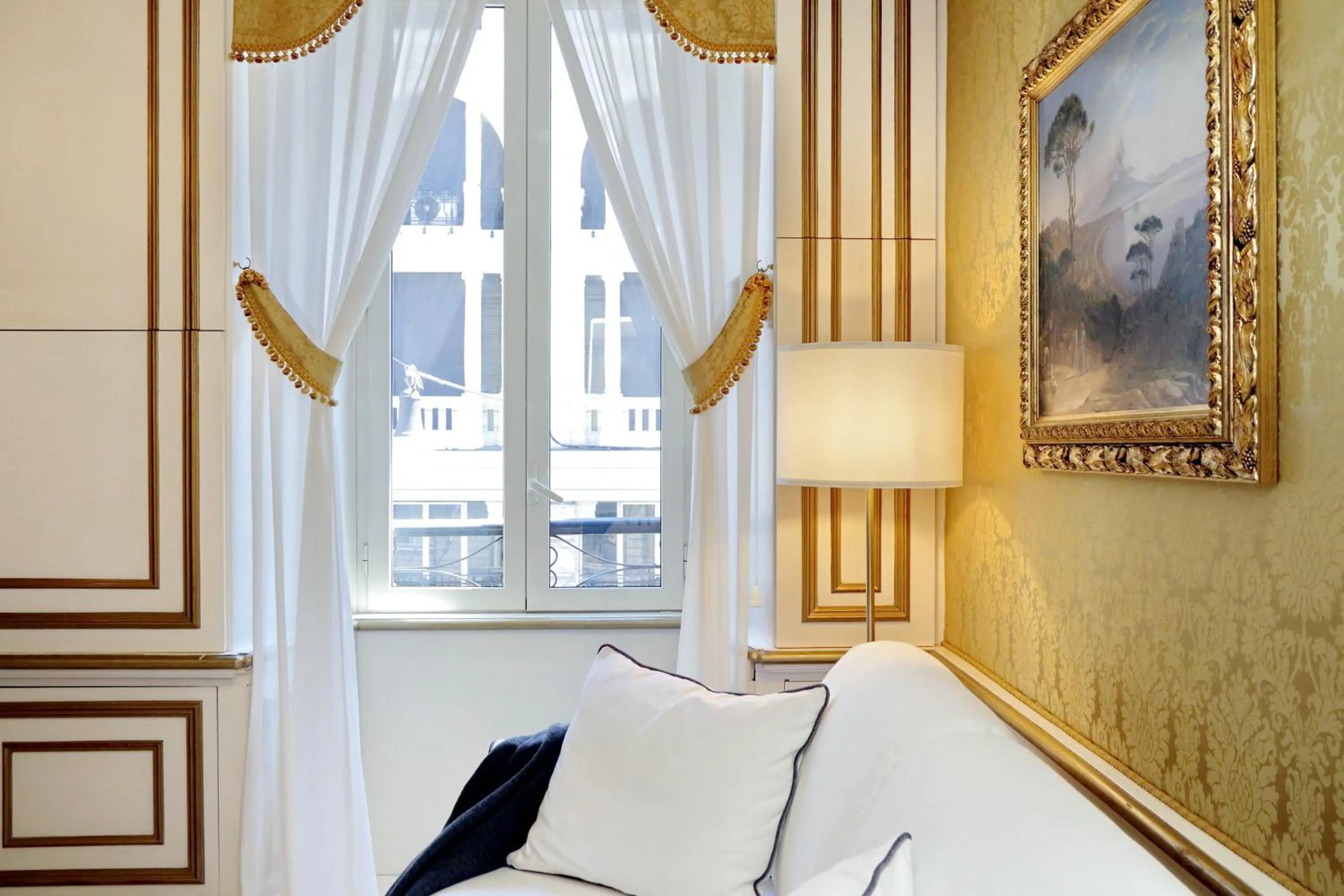 Elegant apartment nearby Trevi Fountain