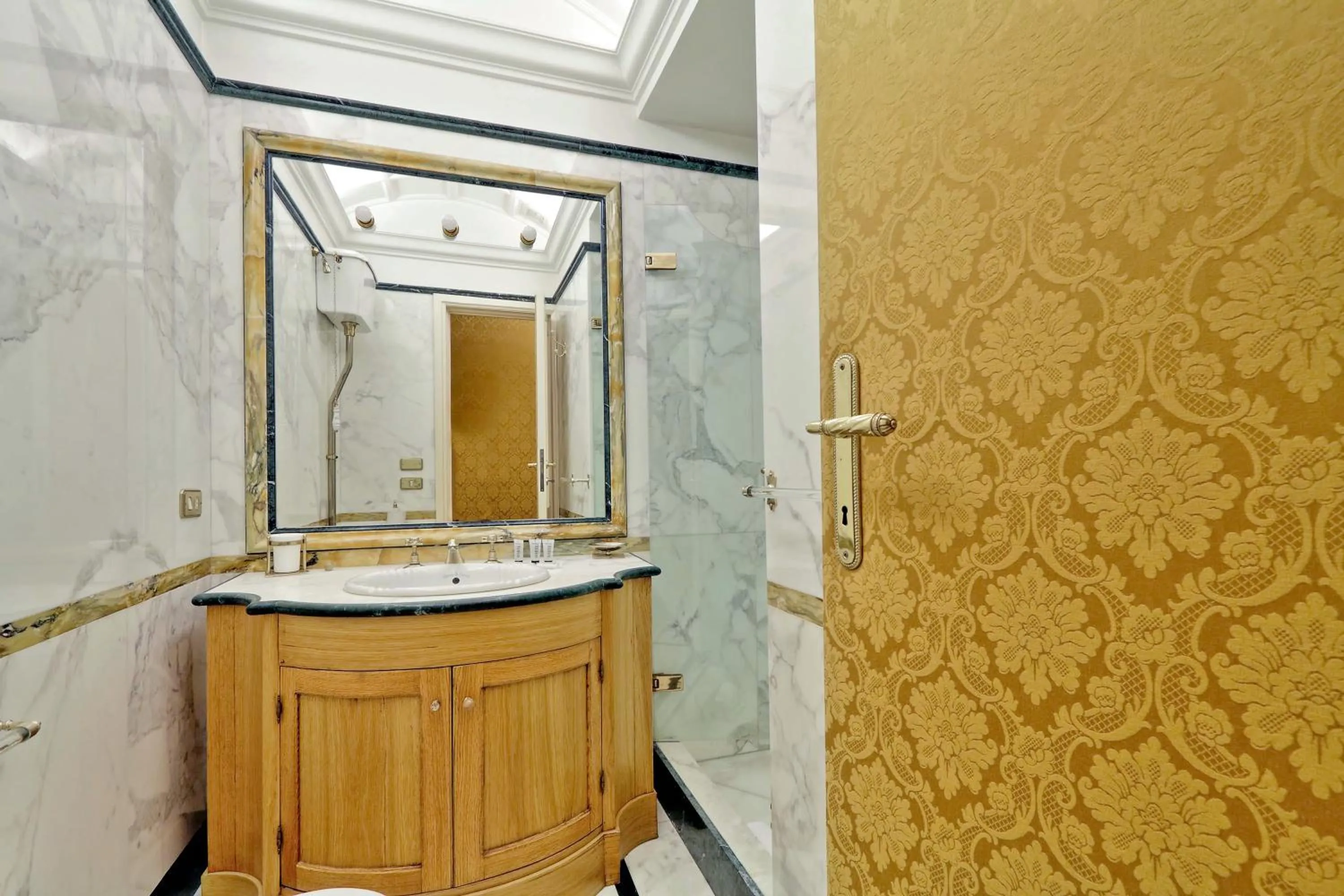 Elegant apartment nearby Trevi Fountain