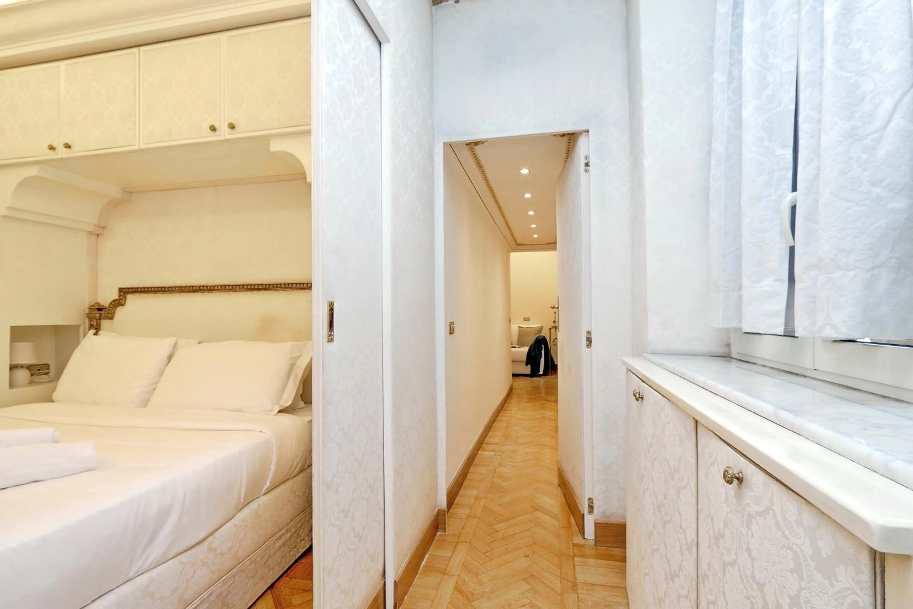 Elegant apartment nearby Trevi Fountain