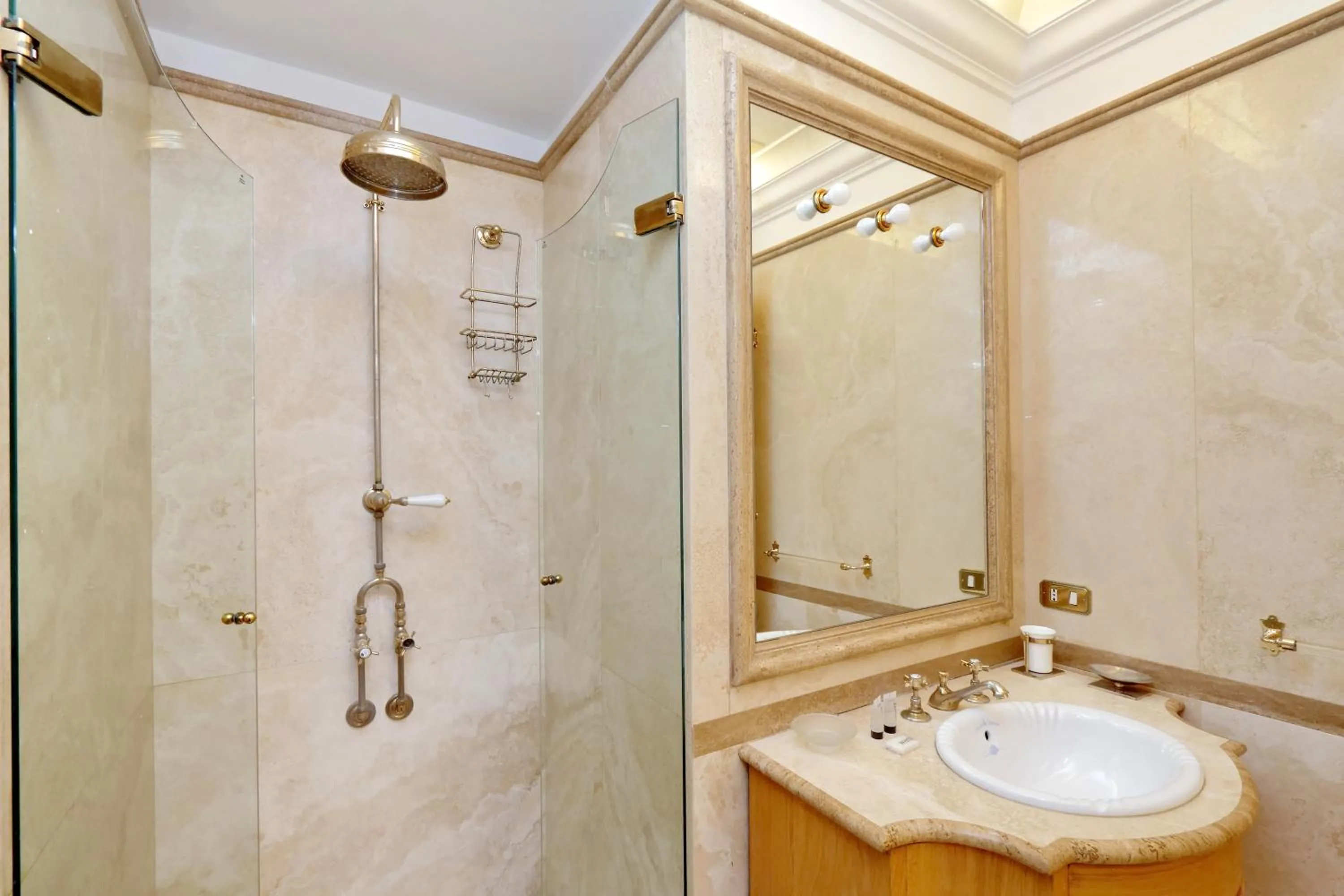 Elegant apartment nearby Trevi Fountain