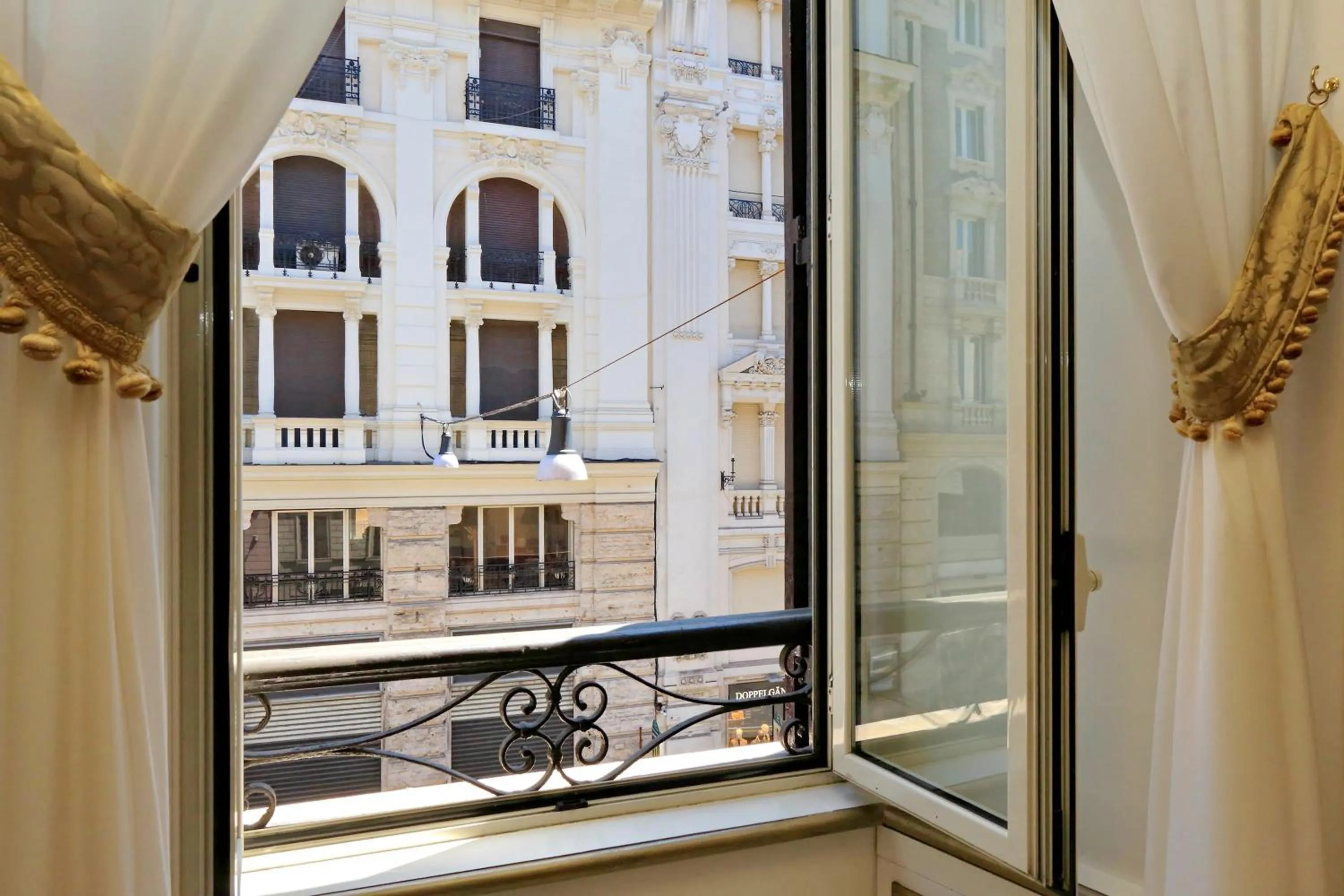Elegant apartment nearby Trevi Fountain