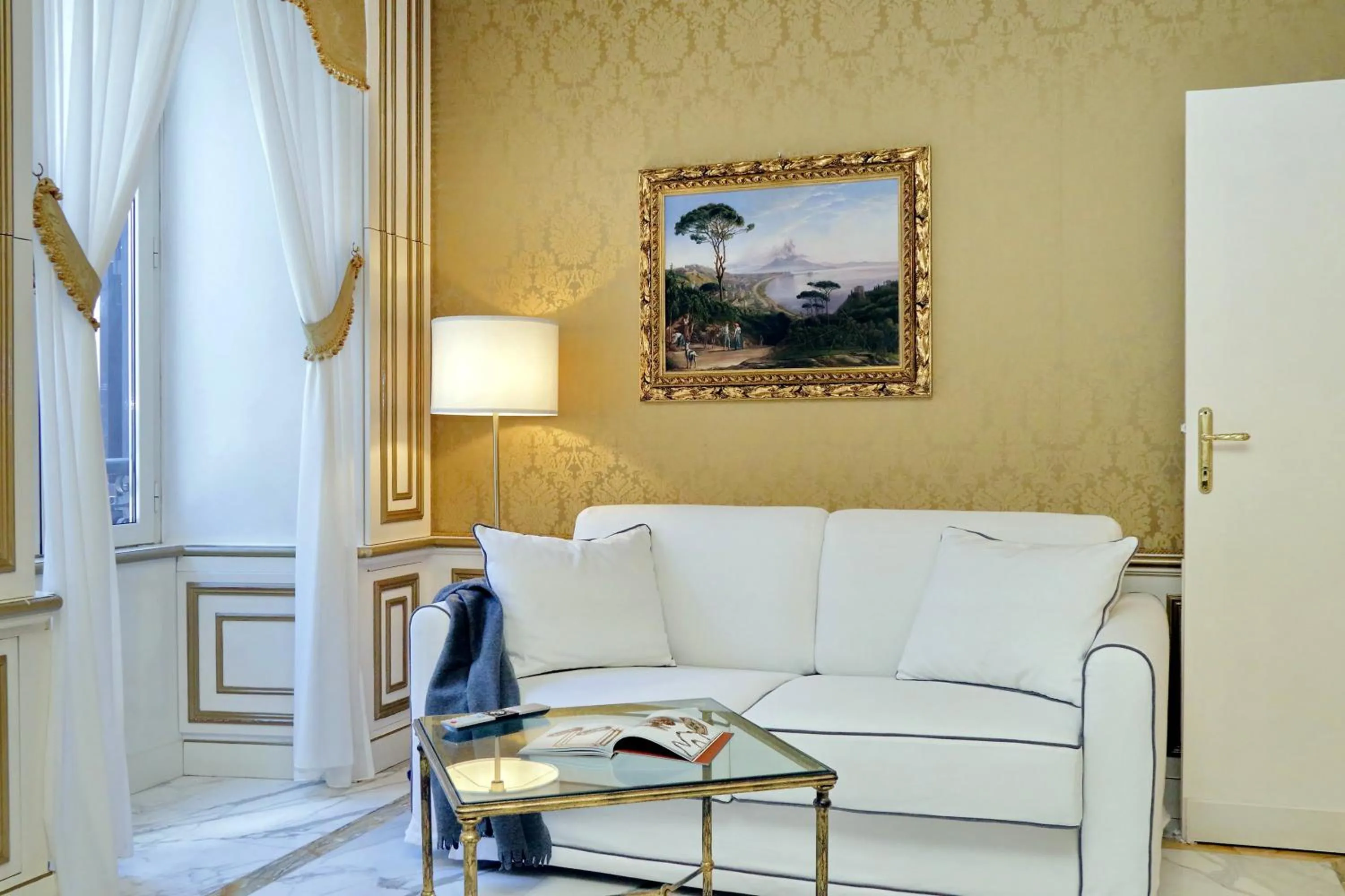 Elegant apartment nearby Trevi Fountain