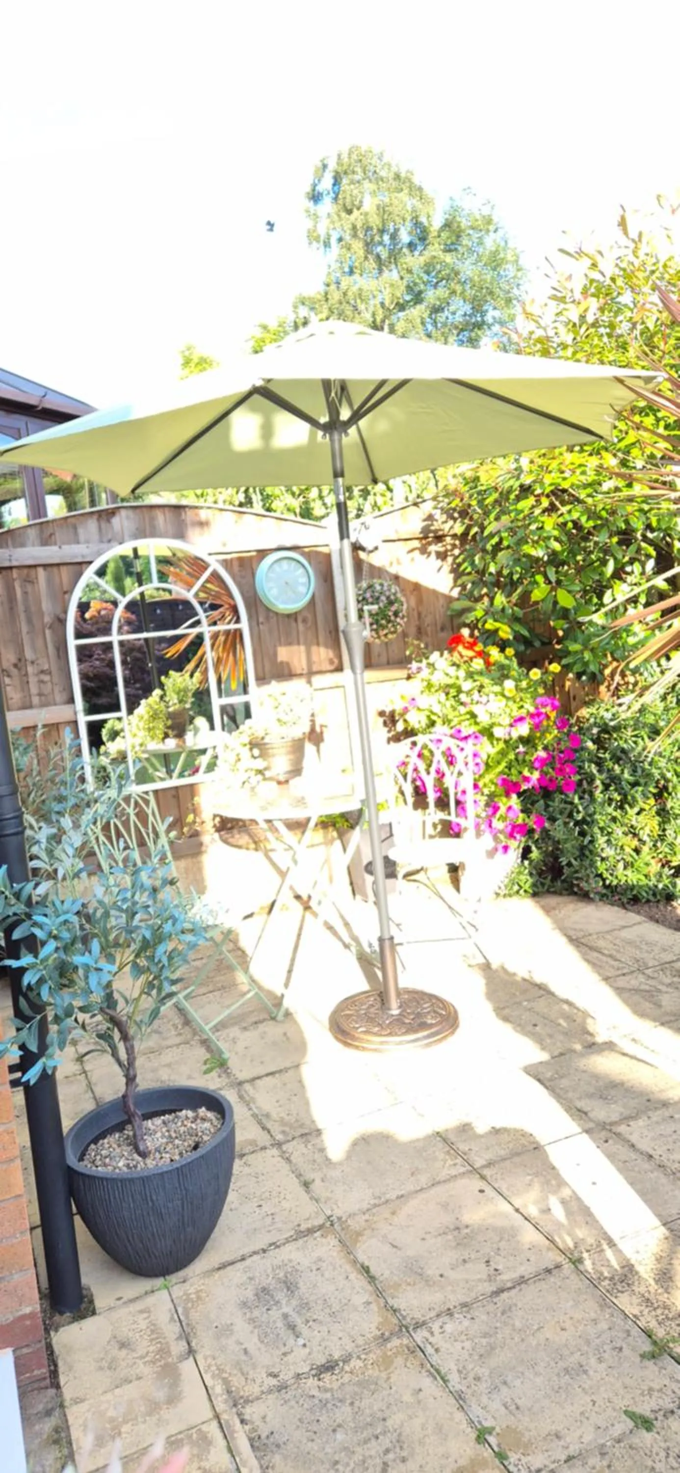 Patio in Debonair bnb @33